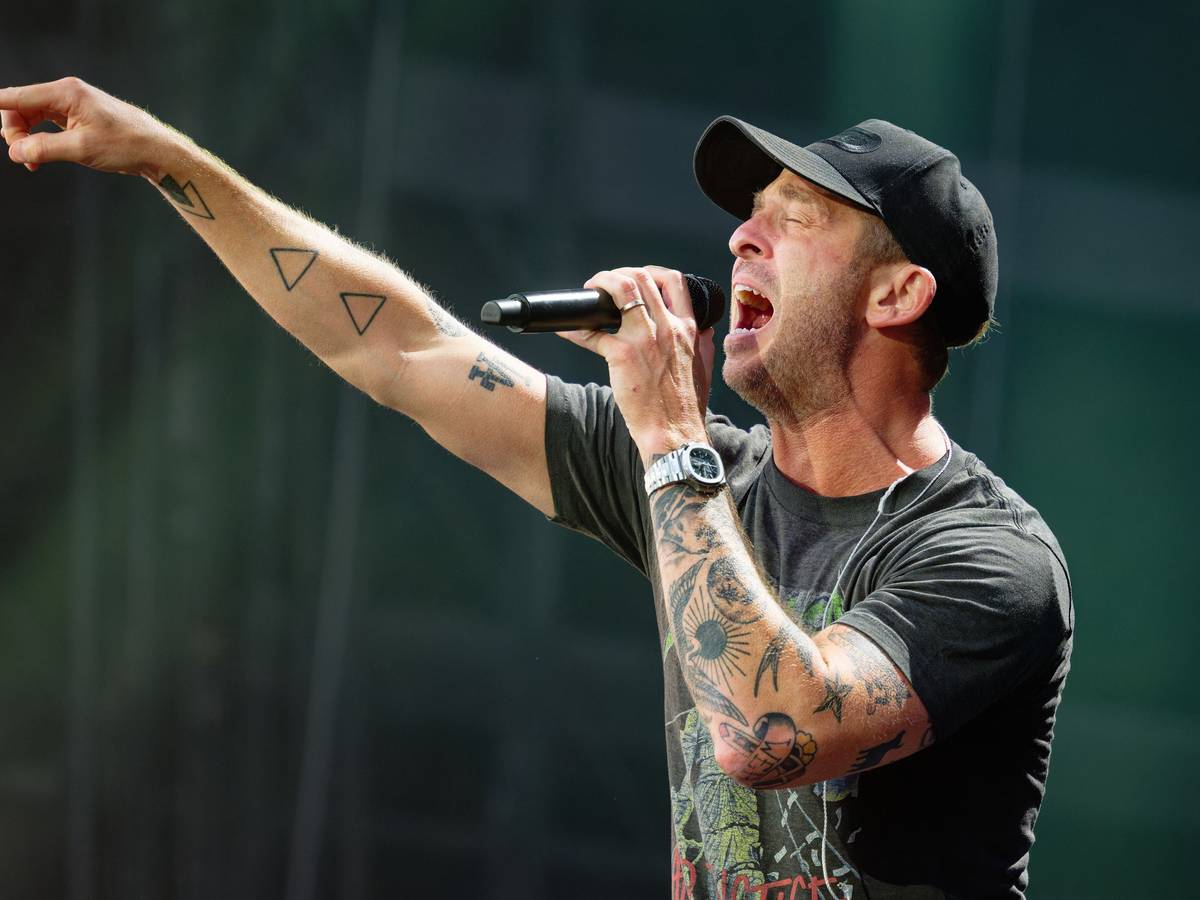 Der Sänger Ryan Tedder von der Band OneRepublic steht in Düsseldorf auf der Bühne.