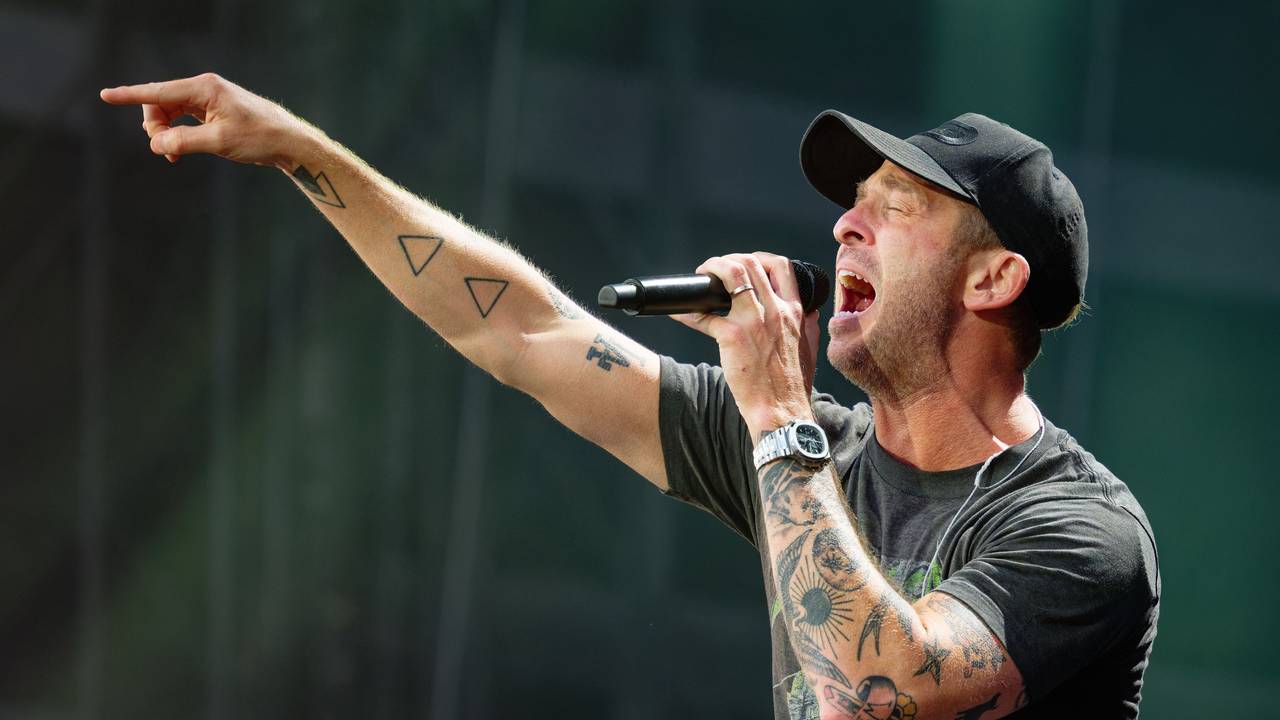 Der Sänger Ryan Tedder von der Band OneRepublic steht in Düsseldorf auf der Bühne.