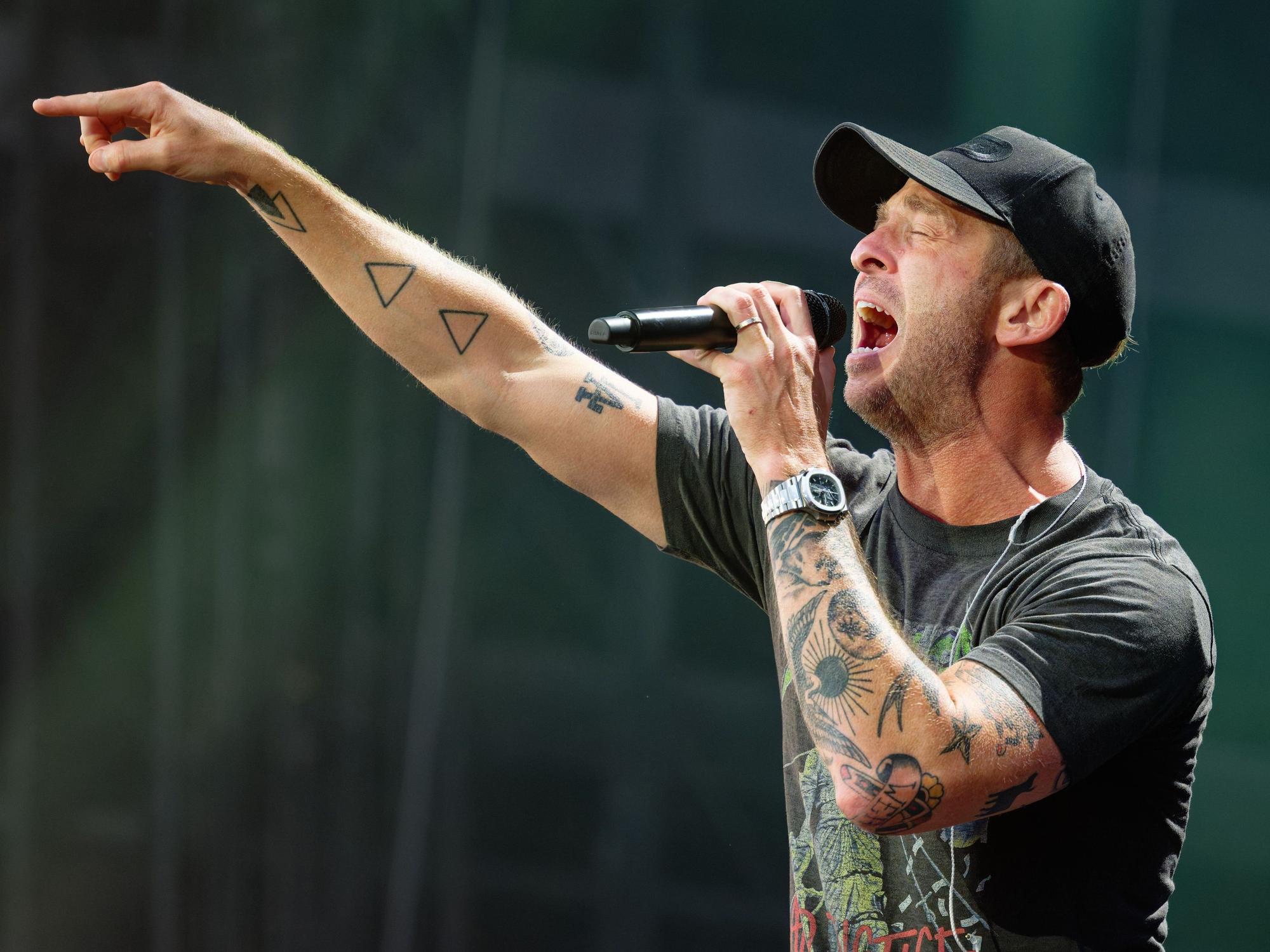 Der Sänger Ryan Tedder von der Band OneRepublic steht in Düsseldorf auf der Bühne.