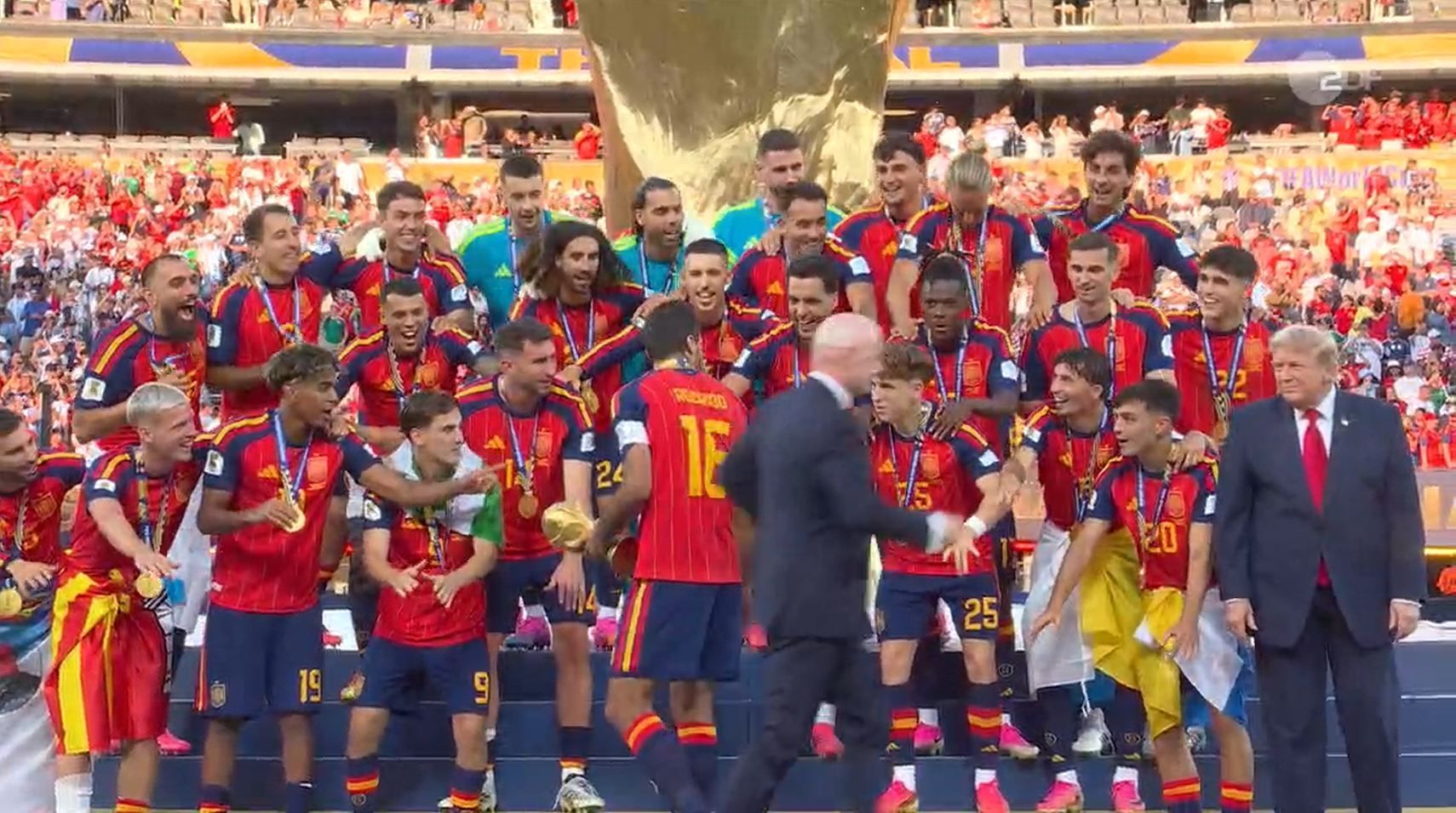 Kurz vor dem Siegerfoto der Spanier rannte Gianni Infantino Donald Trump hinterher.