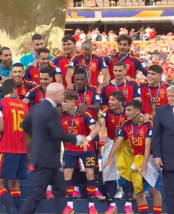 Kurz vor dem Siegerfoto der Spanier rannte Gianni Infantino Donald Trump hinterher.