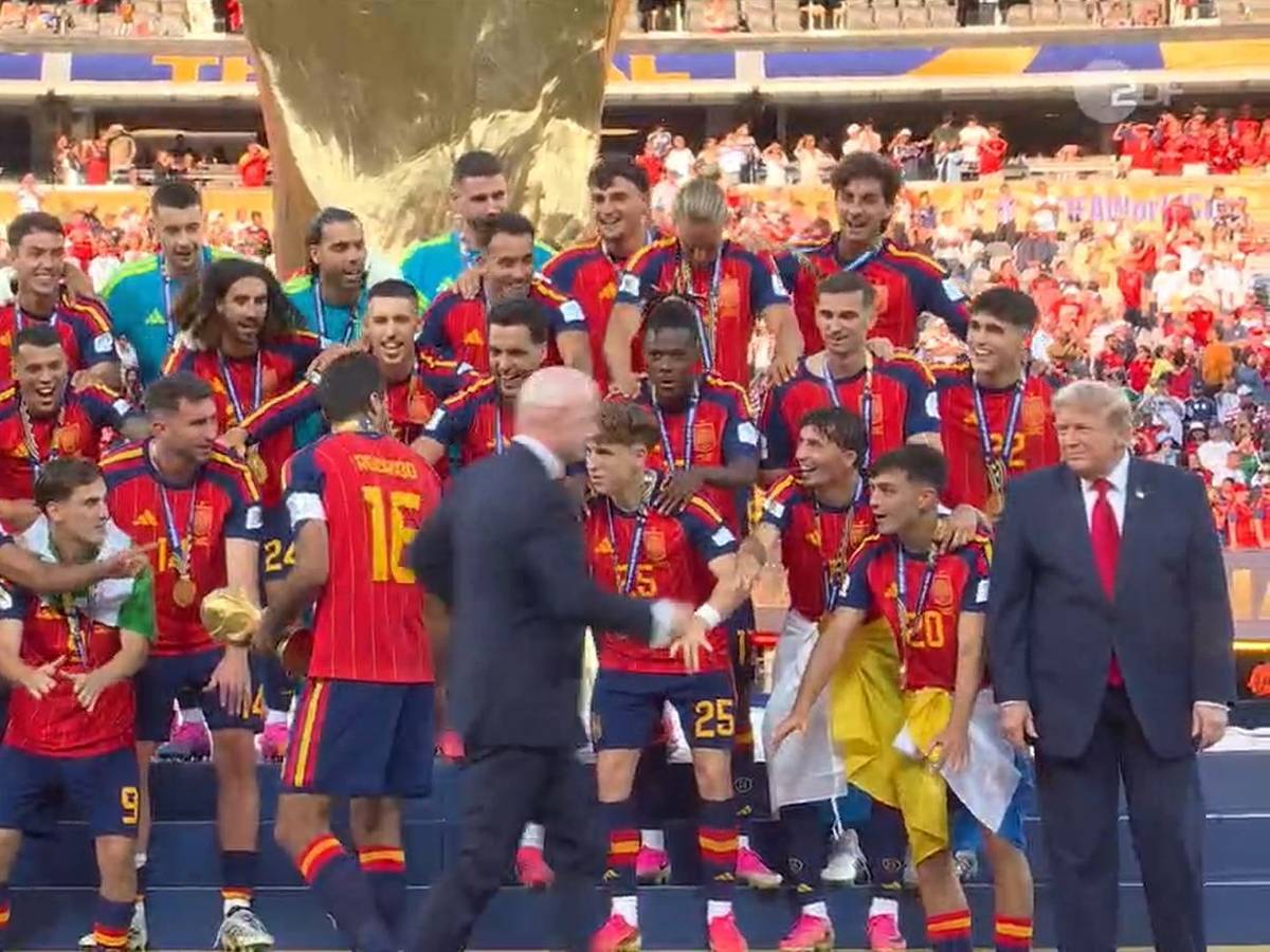 Kurz vor dem Siegerfoto der Spanier rannte Gianni Infantino Donald Trump hinterher.