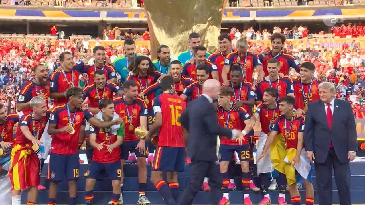 Kurz vor dem Siegerfoto der Spanier rannte Gianni Infantino Donald Trump hinterher.