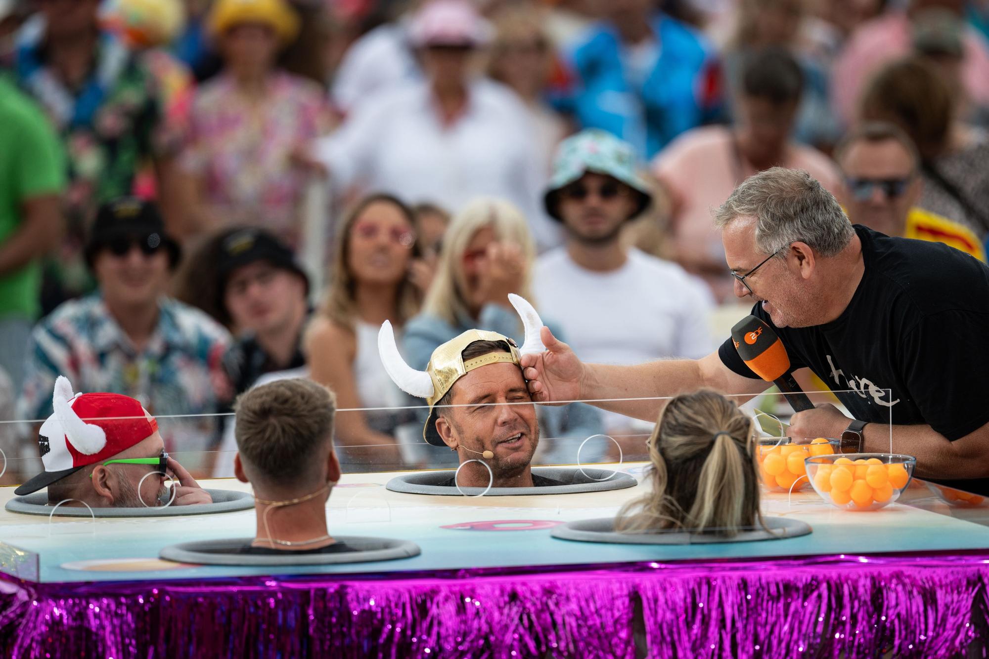 Moderator Elton (r.) und Sänger Lorenz Büffel