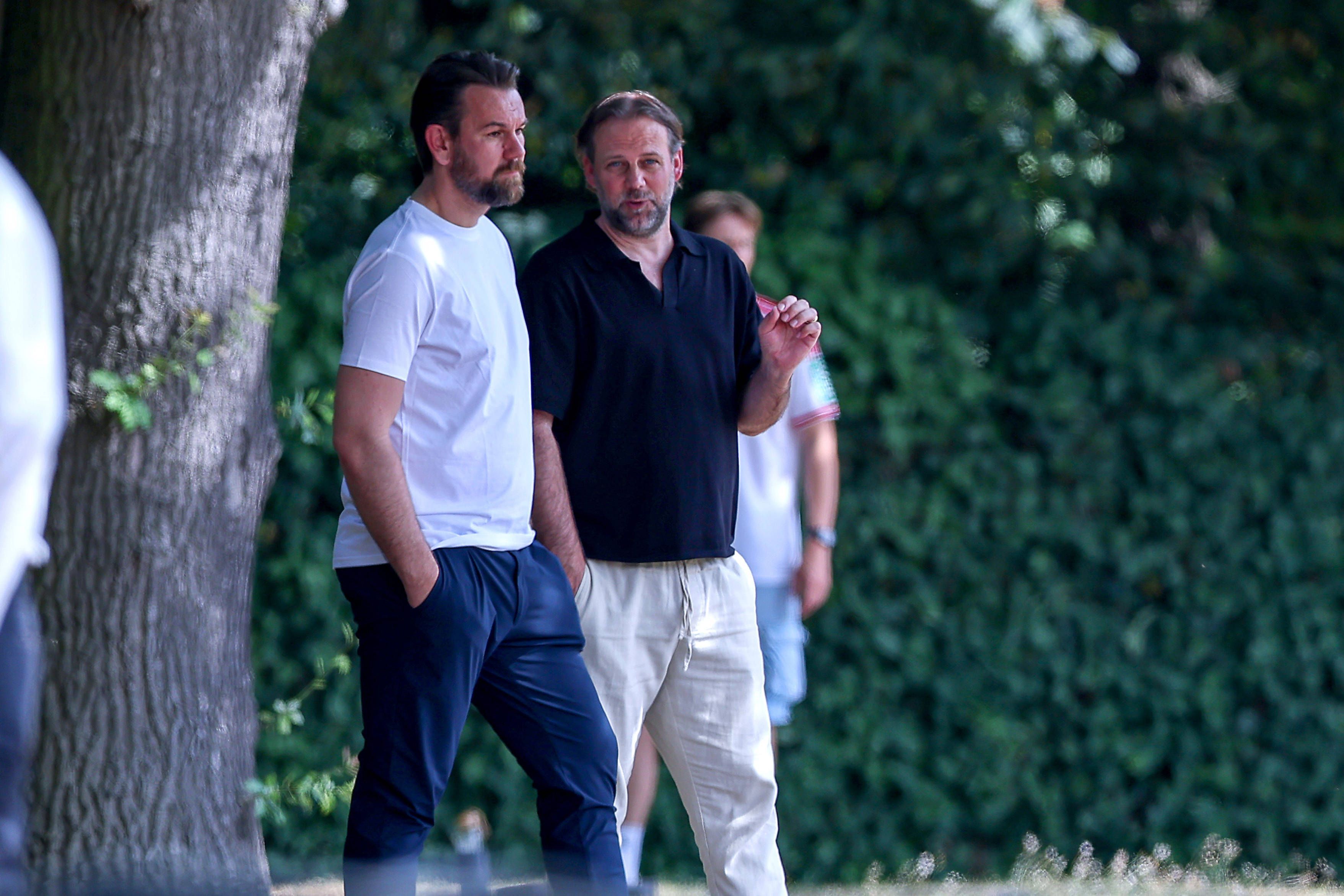 Kölns Sportgeschäftsführer Thomas Kessler und Kaderplaner Tim Steidten (r.) am Rande des Trainings am Geißbockheim.