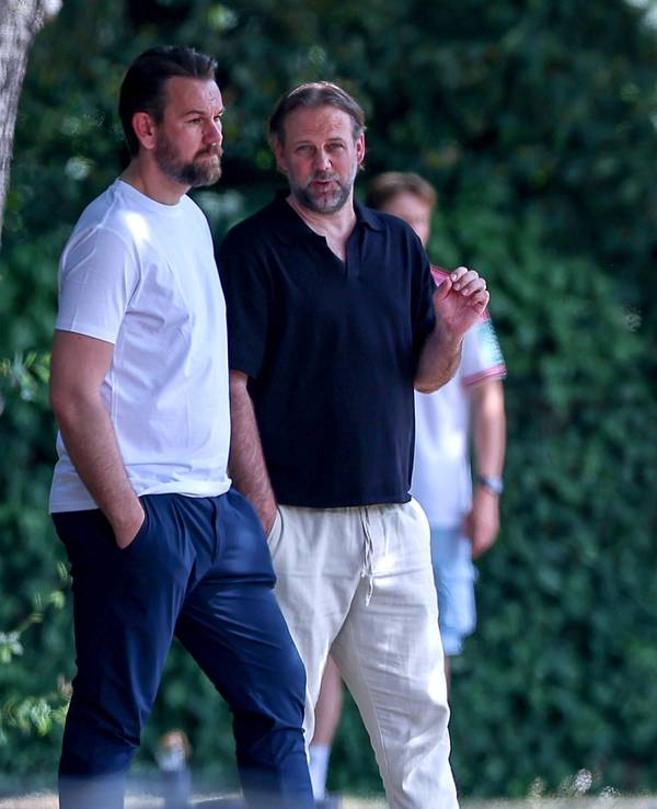 Kölns Sportgeschäftsführer Thomas Kessler und Kaderplaner Tim Steidten (r.) am Rande des Trainings am Geißbockheim.