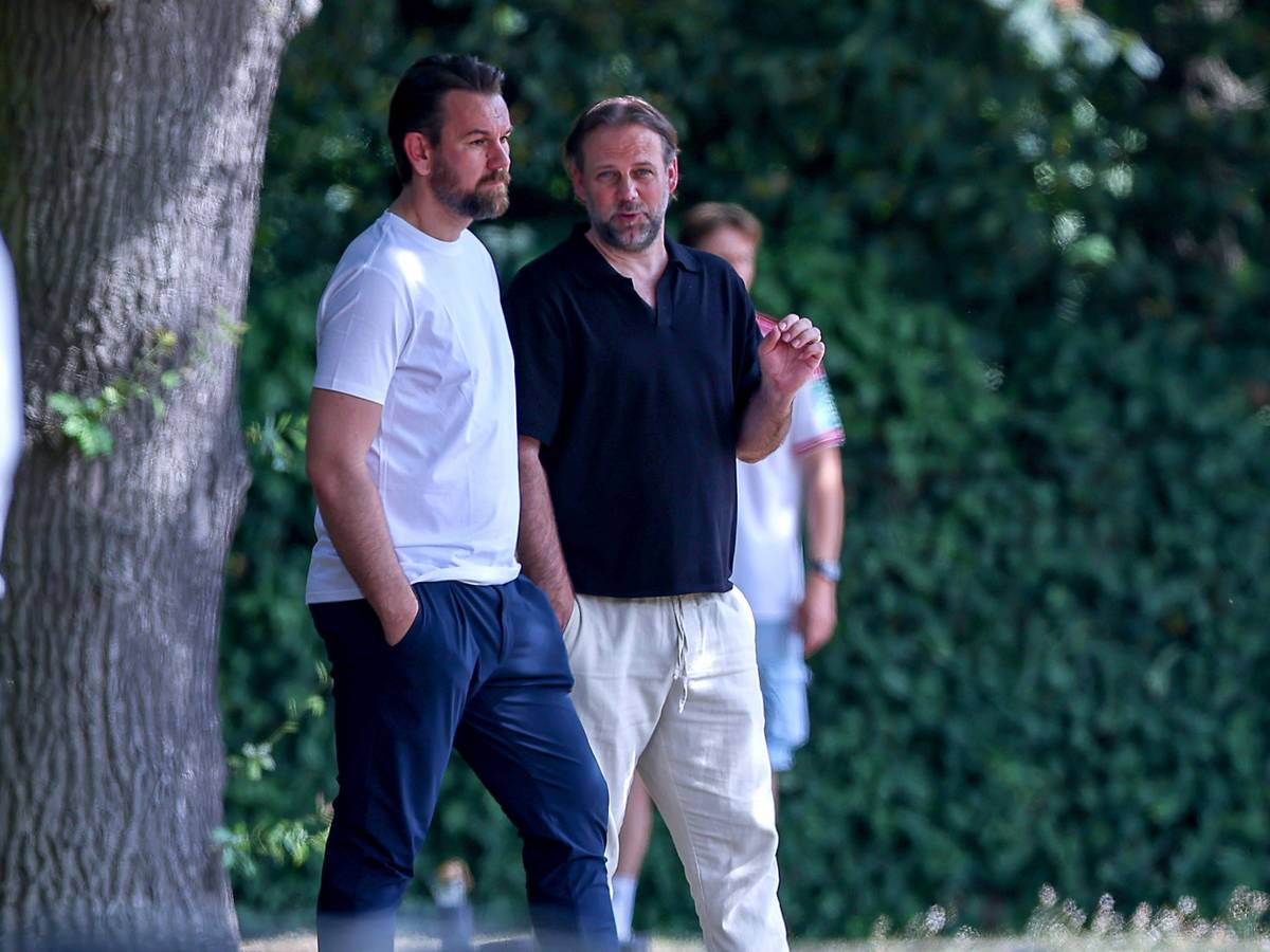 Kölns Sportgeschäftsführer Thomas Kessler und Kaderplaner Tim Steidten (r.) am Rande des Trainings am Geißbockheim.