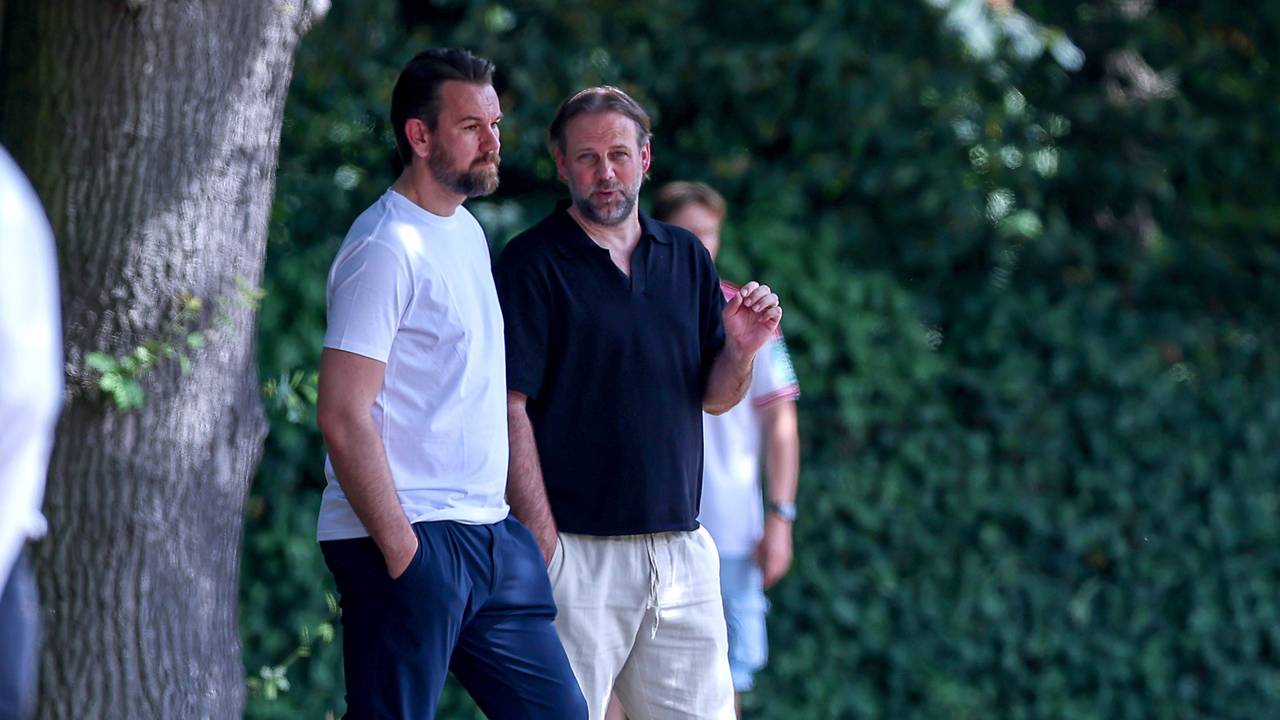 Kölns Sportgeschäftsführer Thomas Kessler und Kaderplaner Tim Steidten (r.) am Rande des Trainings am Geißbockheim.