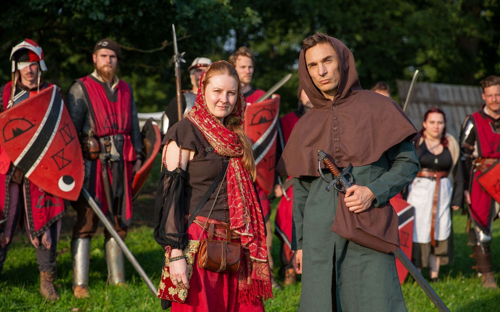 Pia nutzt „Live Action Role Playing“, um sich eine Auszeit von der Realität zu nehmen. Im Gespräch mit Eric Mayer erklärt sie, dass es ihrer psychischen Gesundheit guttut. (Bild:  ZDF/Jan_Hinkes)