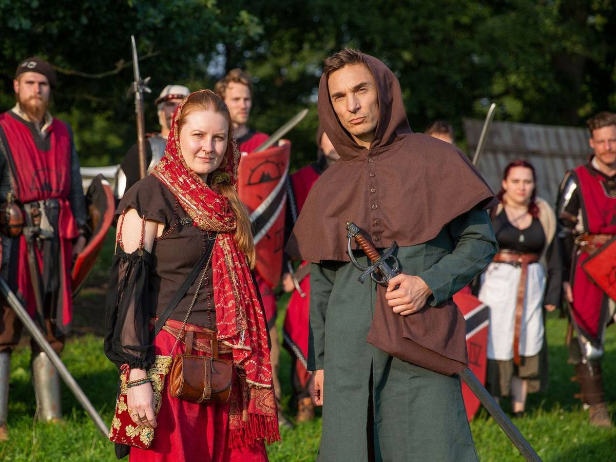Pia nutzt „Live Action Role Playing“, um sich eine Auszeit von der Realität zu nehmen. Im Gespräch mit Eric Mayer erklärt sie, dass es ihrer psychischen Gesundheit guttut. (Bild: ZDF/Jan_Hinkes)