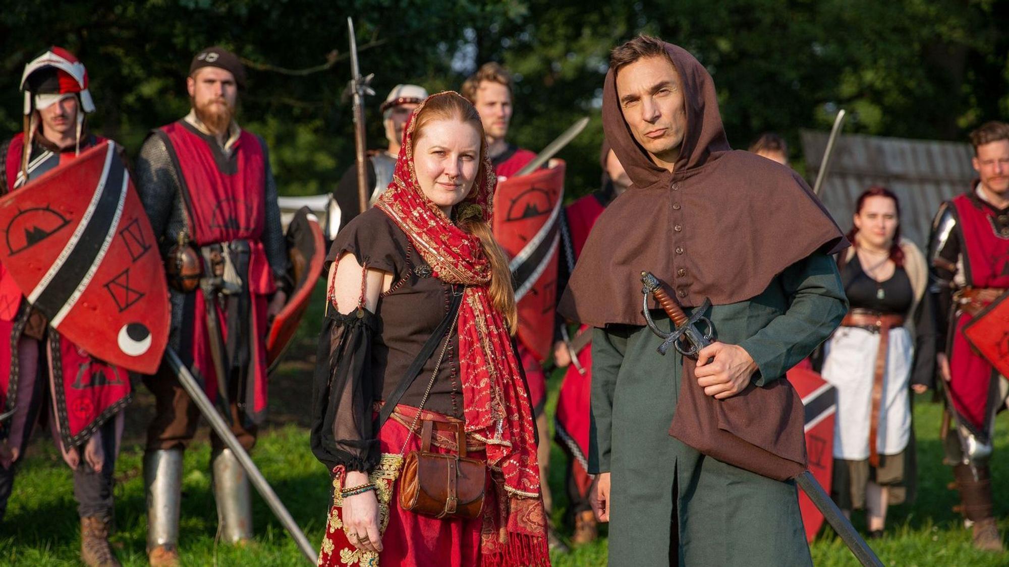 Pia nutzt „Live Action Role Playing“, um sich eine Auszeit von der Realität zu nehmen. Im Gespräch mit Eric Mayer erklärt sie, dass es ihrer psychischen Gesundheit guttut. (Bild: ZDF/Jan_Hinkes)
