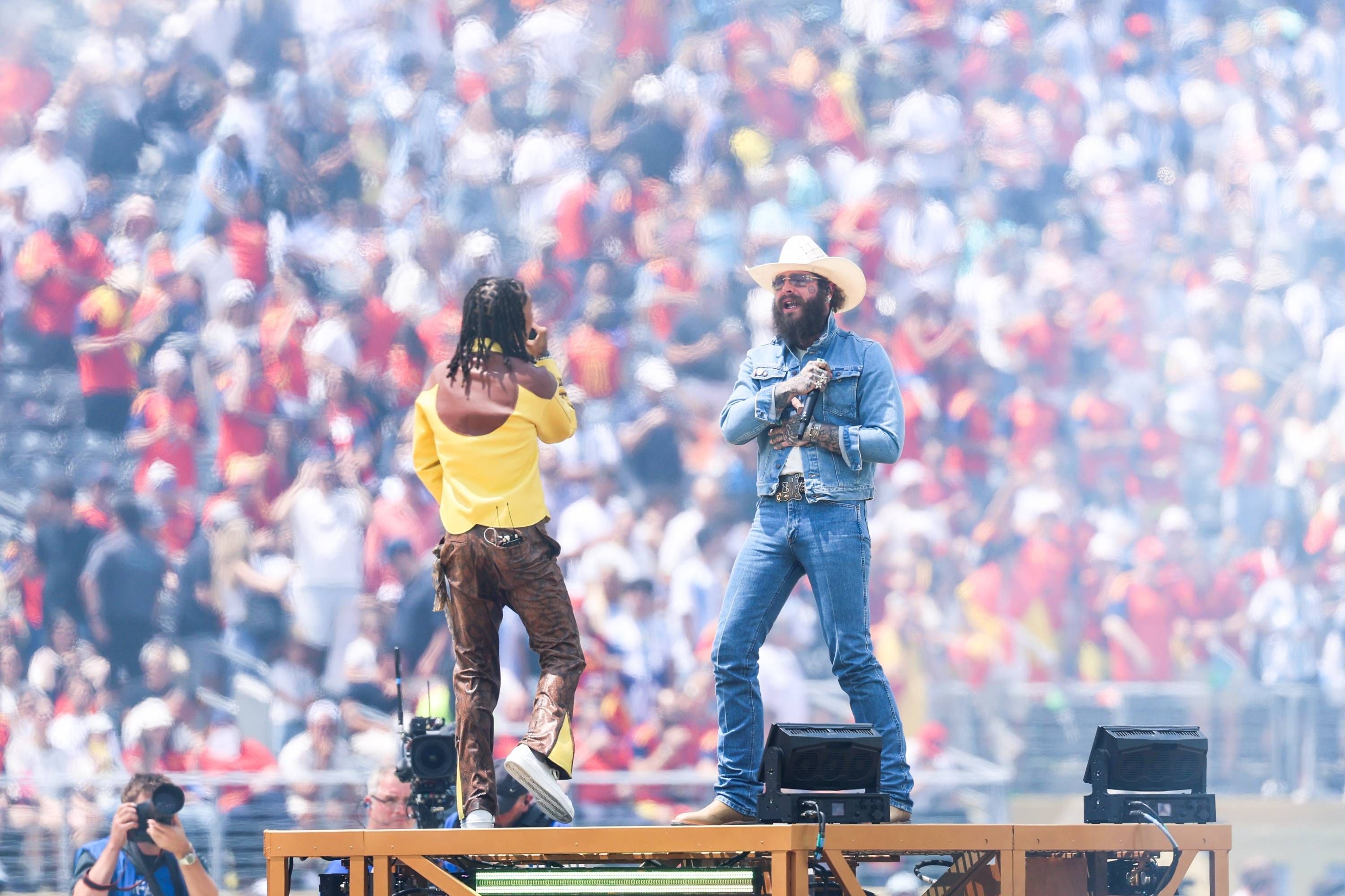 Post Malone performt im Country-Look.