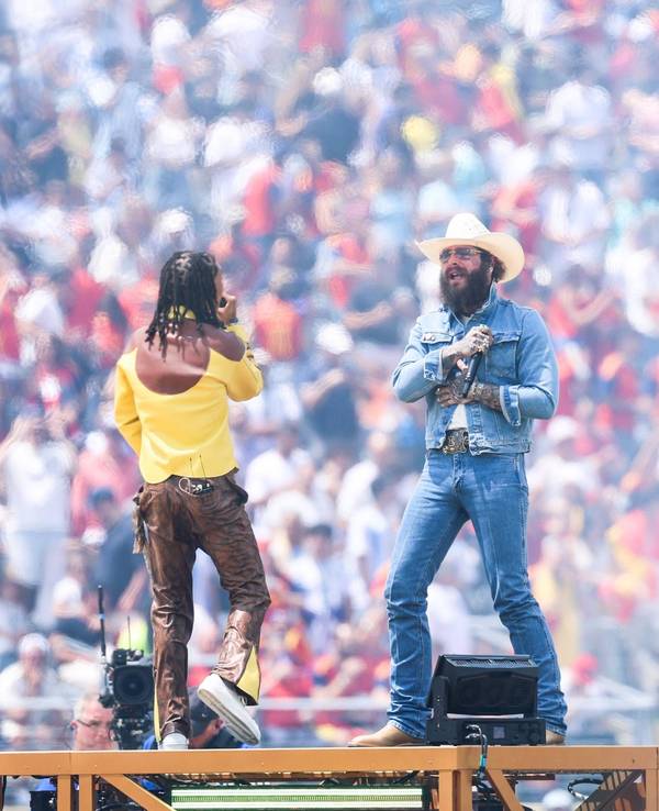 Post Malone performt im Country-Look.