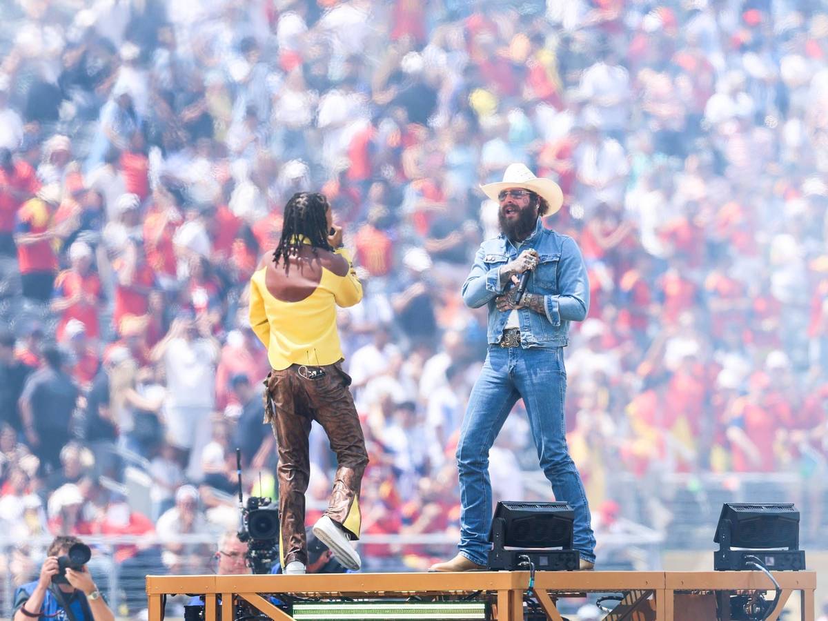 Post Malone performt im Country-Look.