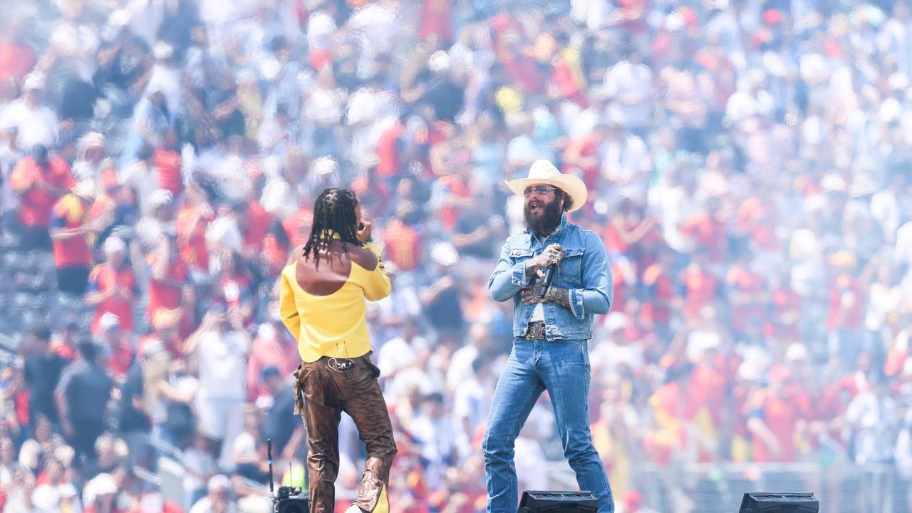 Post Malone performt im Country-Look.