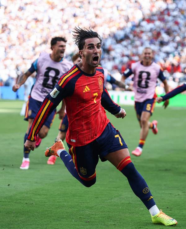Ferran Torres jubelt über seinen Treffer im WM-Finale.