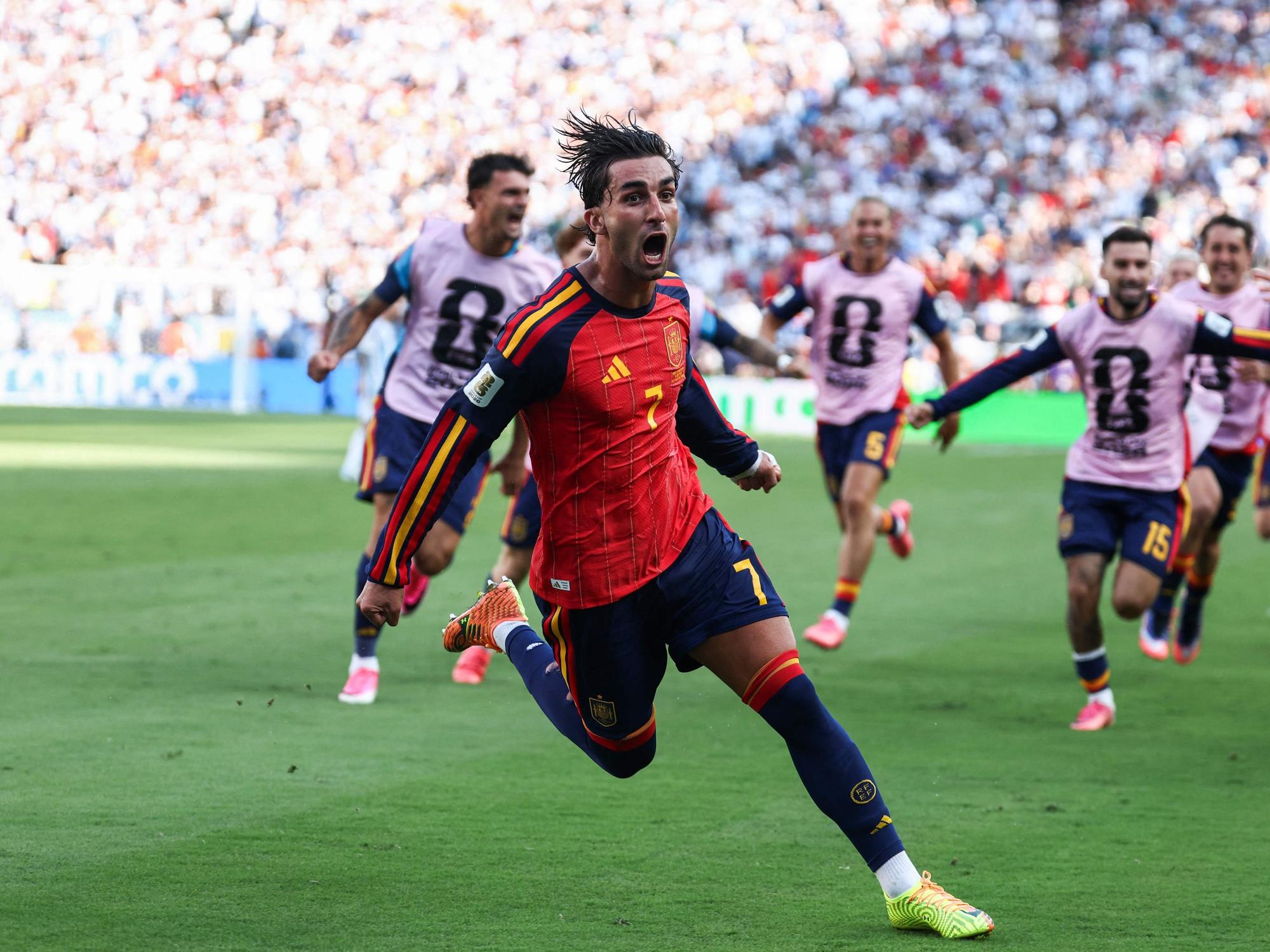 Ferran Torres jubelt über seinen Treffer im WM-Finale.