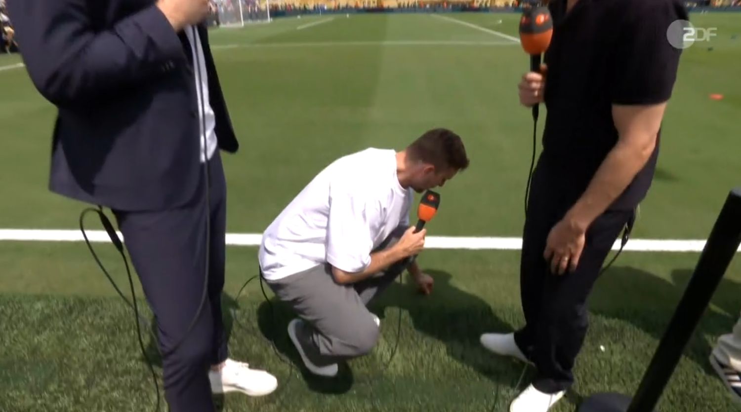 Christoph Kramer testet den Rasen im WM-Finalstadion in New York.