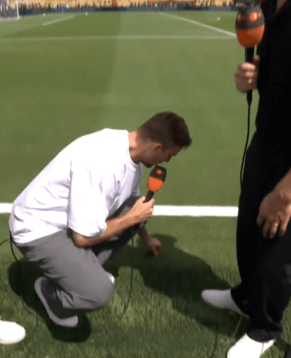 Christoph Kramer testet den Rasen im WM-Finalstadion in New York.