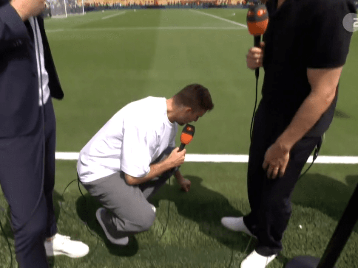 Christoph Kramer testet den Rasen im WM-Finalstadion in New York.