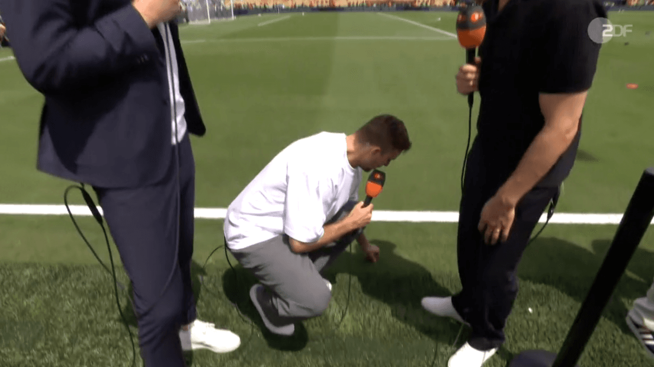 Christoph Kramer testet den Rasen im WM-Finalstadion in New York.