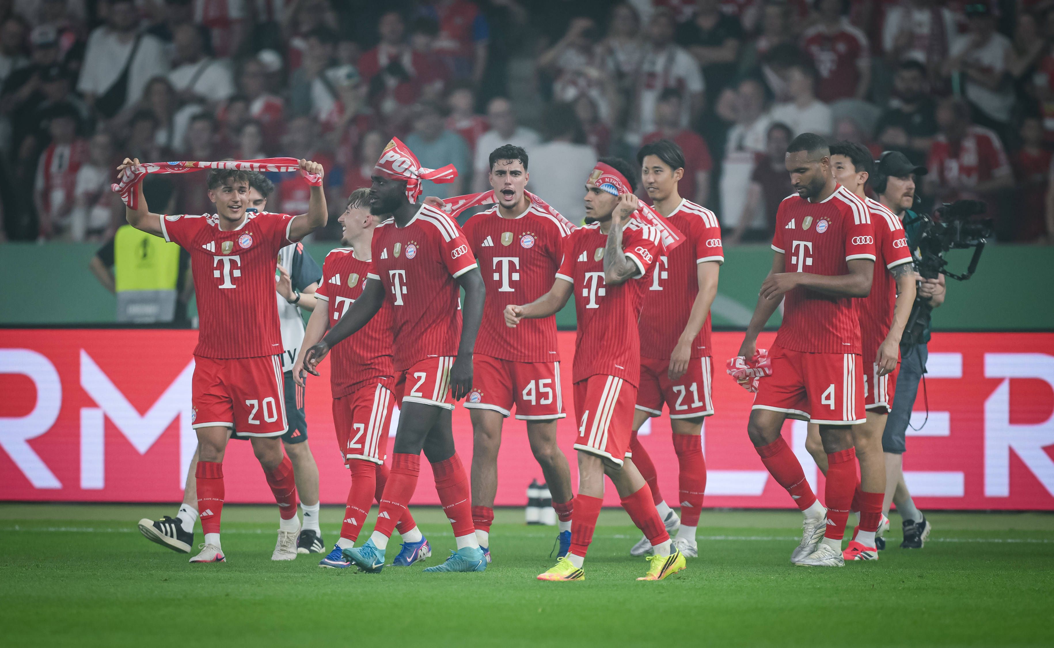 Tom Bischof, Lebnnart Karl, Dayot Upamecano, Aleks Pavlovic, Luis Diaz und Hiroki Ito jubeln.