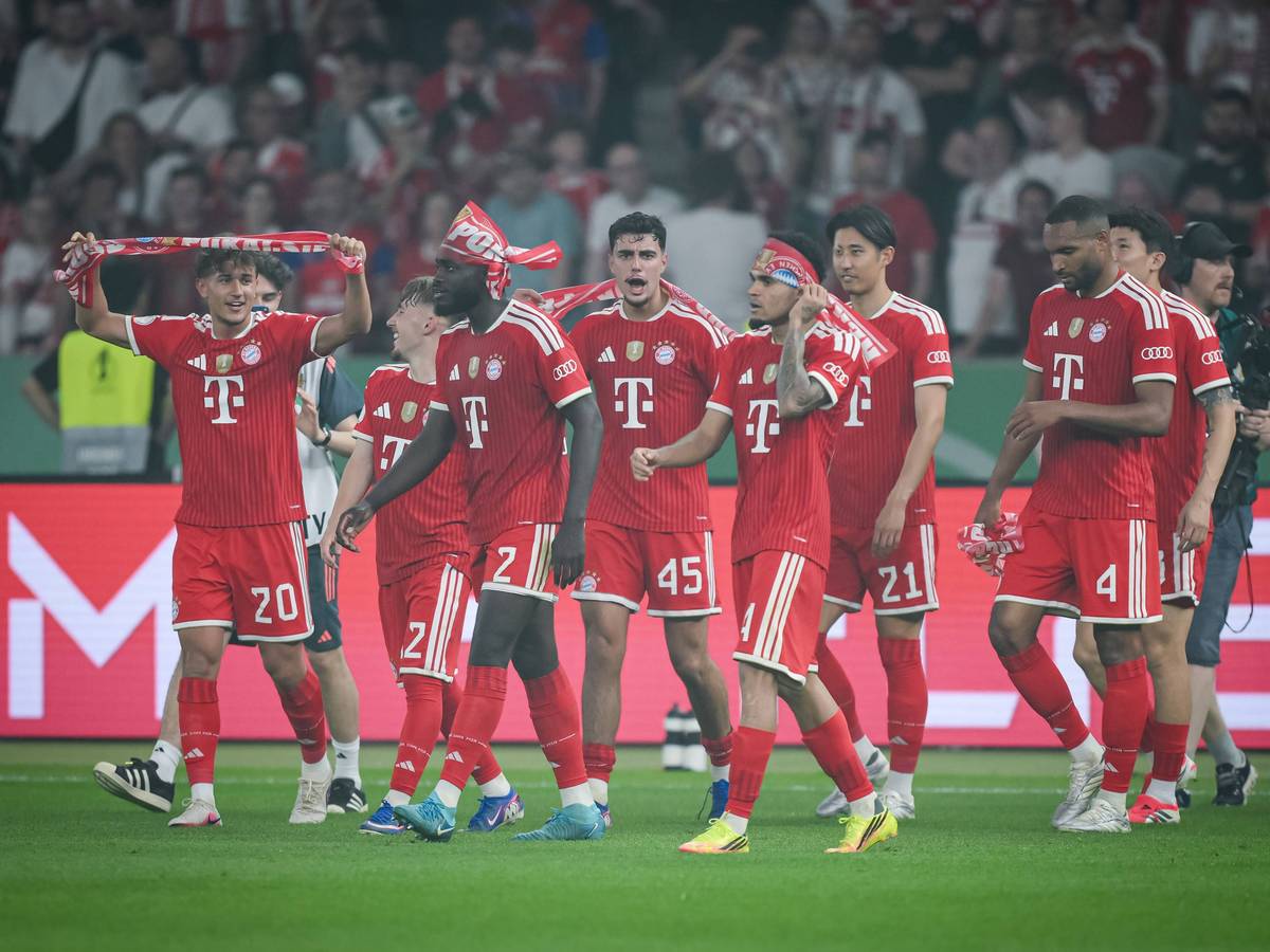 Tom Bischof, Lebnnart Karl, Dayot Upamecano, Aleks Pavlovic, Luis Diaz und Hiroki Ito jubeln.