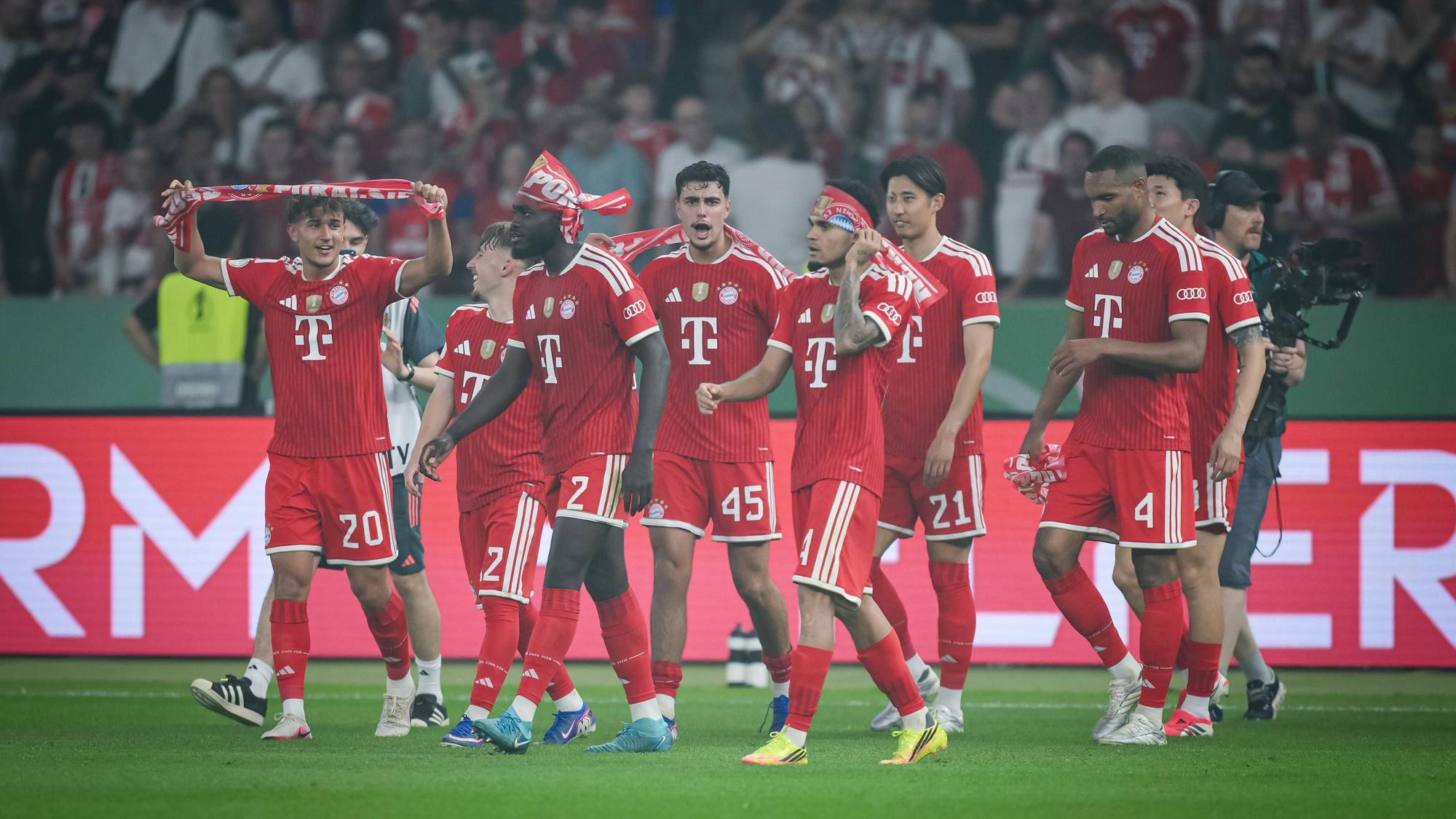 Tom Bischof, Lebnnart Karl, Dayot Upamecano, Aleks Pavlovic, Luis Diaz und Hiroki Ito jubeln.