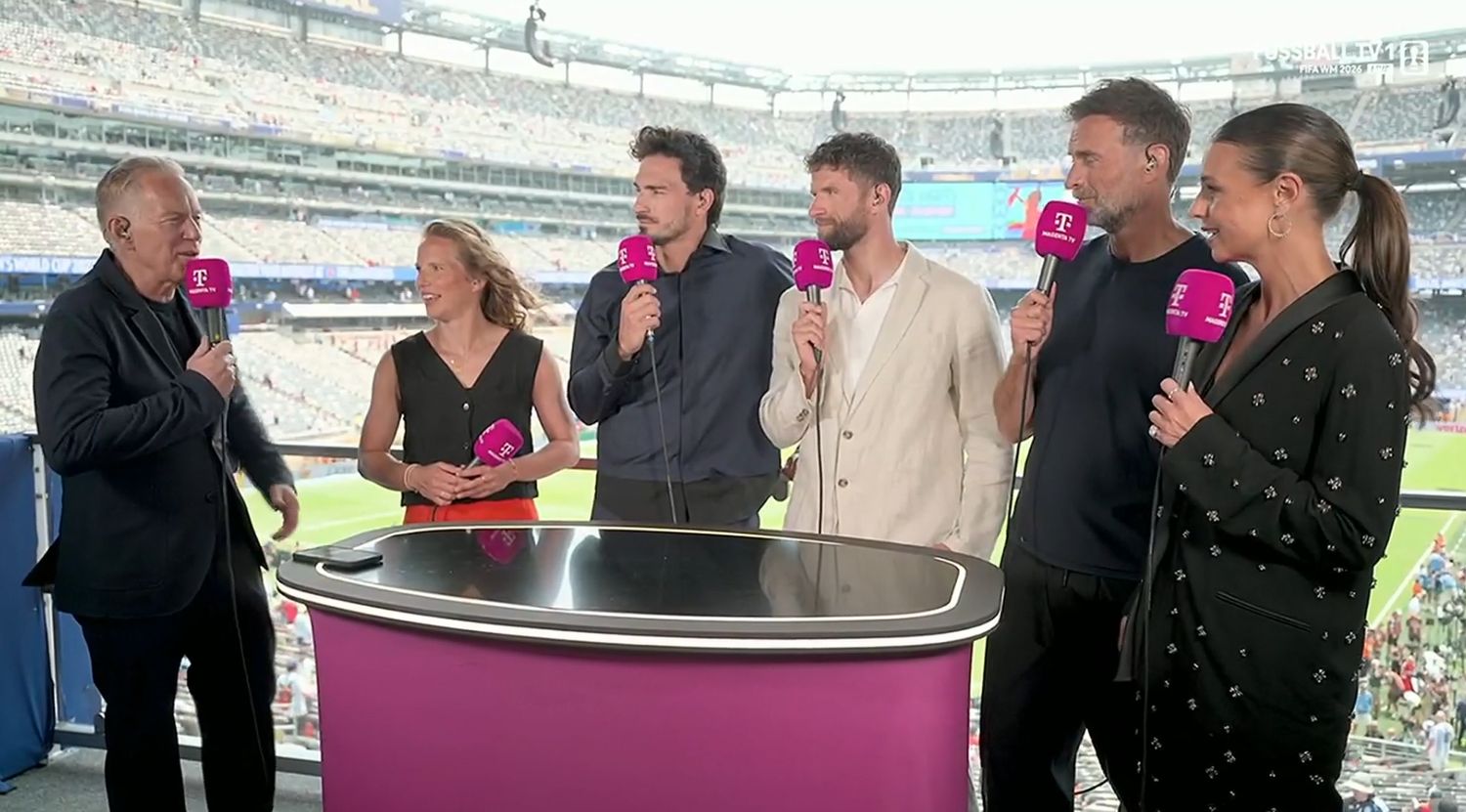 Die MagentaTV-Besetzung für das WM-Finale: Johannes B. Kerner, Tabea Kemme, Mats Hummels, Thomas Müller, Jürgen Klopp und Laura Wontorra.
