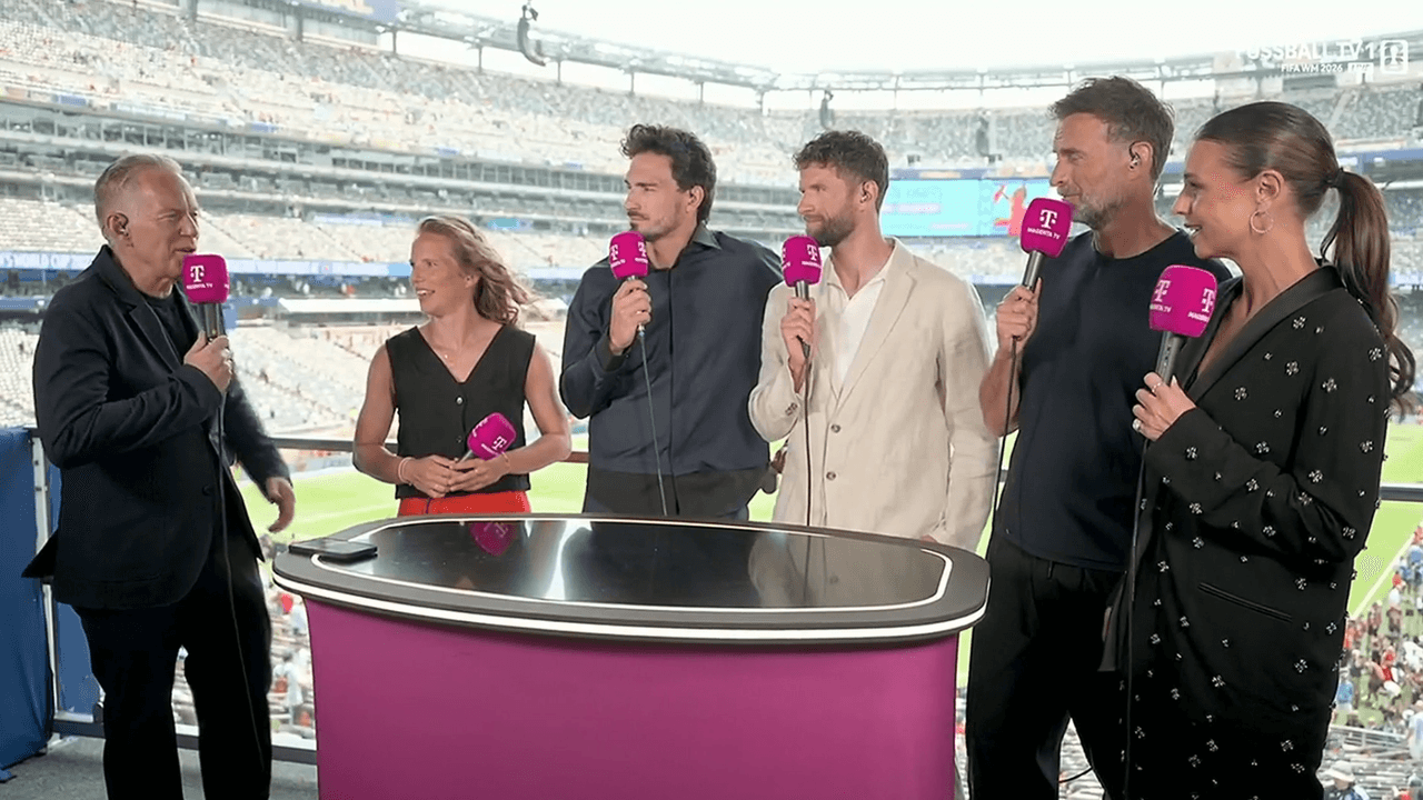 Die MagentaTV-Besetzung für das WM-Finale: Johannes B. Kerner, Tabea Kemme, Mats Hummels, Thomas Müller, Jürgen Klopp und Laura Wontorra.