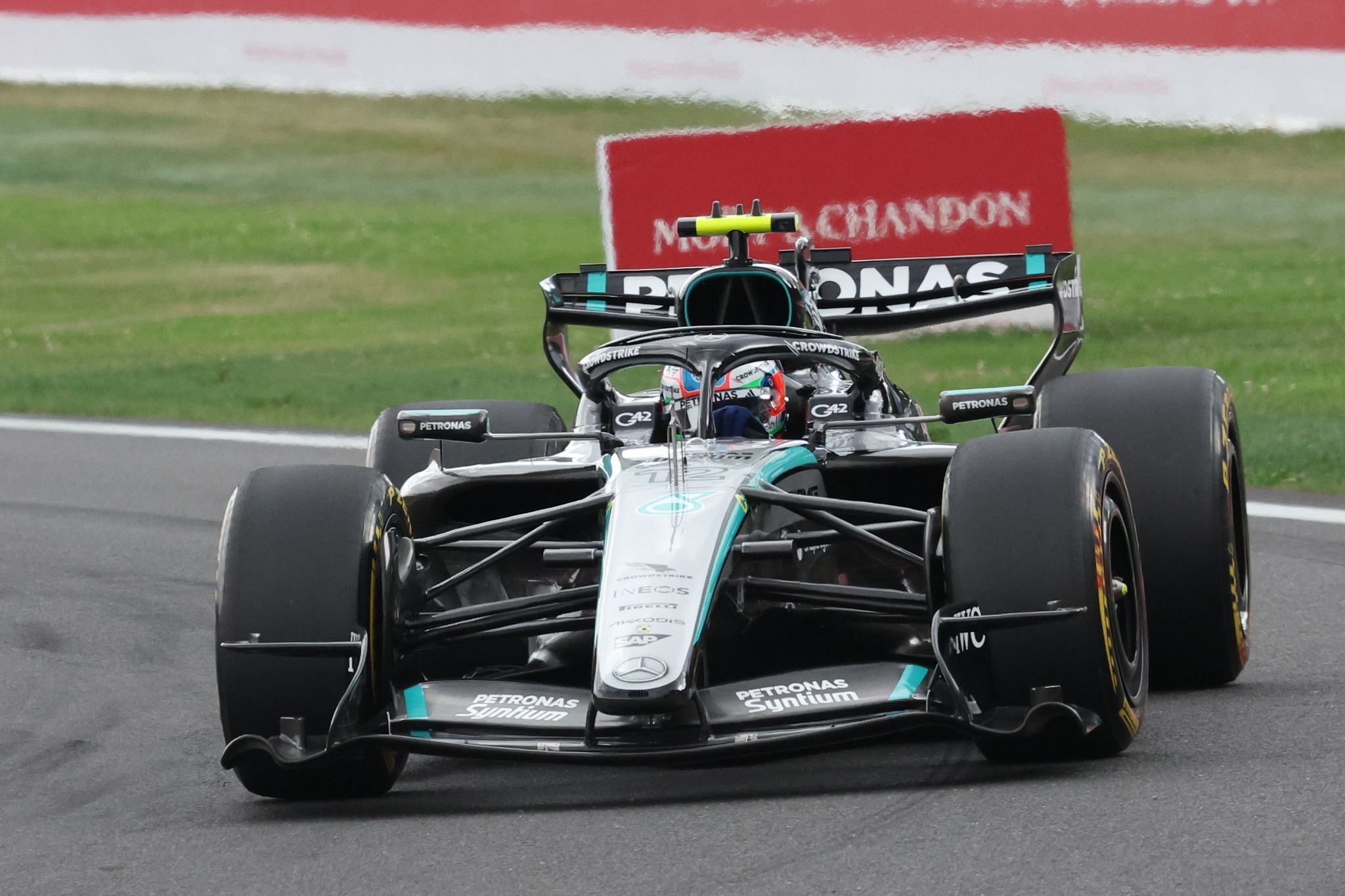 Kimi Antonelli fährt im Mercedes über die Strecke.