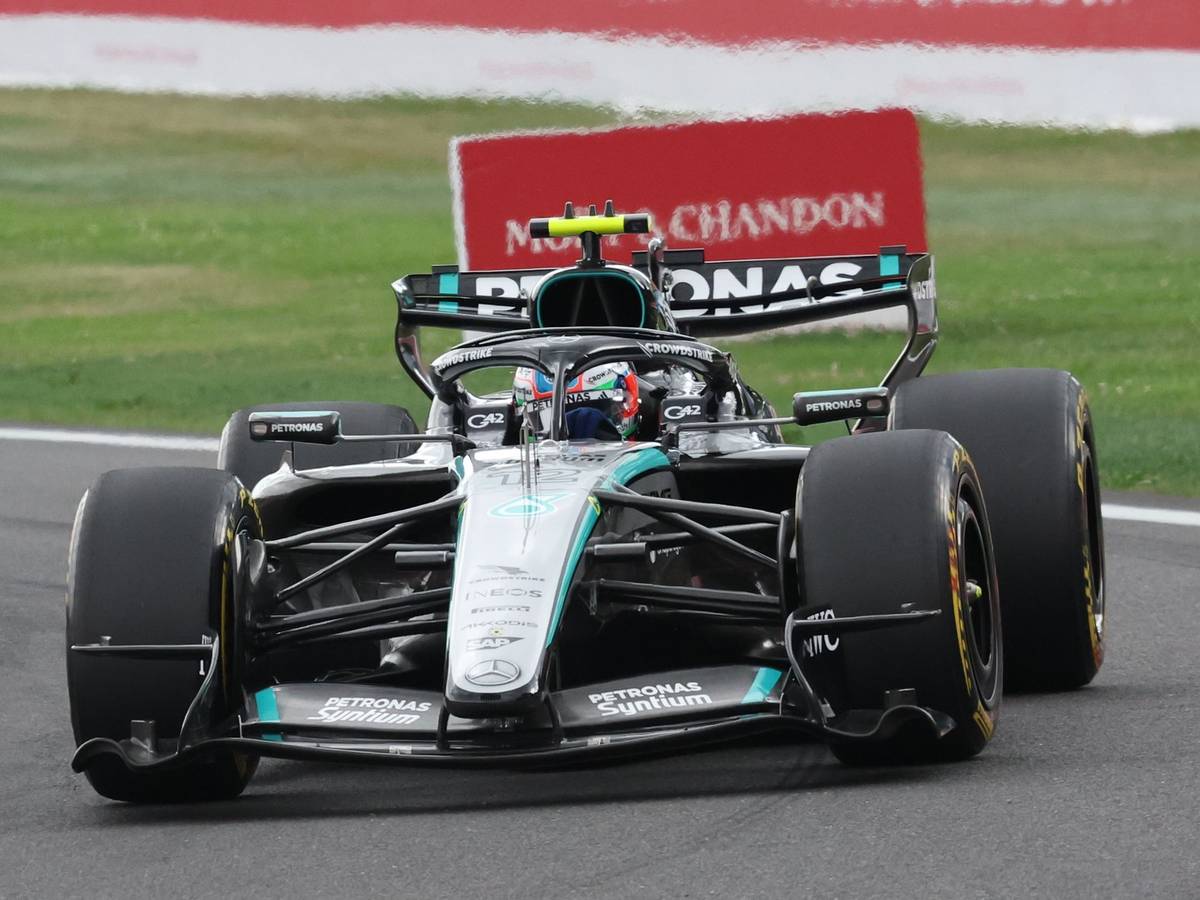 Kimi Antonelli fährt im Mercedes über die Strecke.