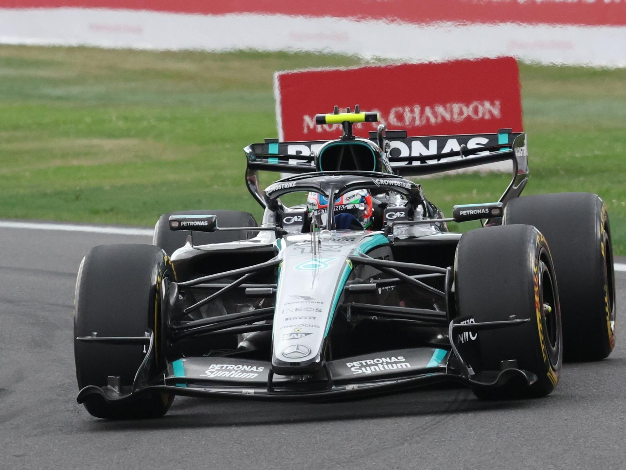Kimi Antonelli fährt im Mercedes über die Strecke.