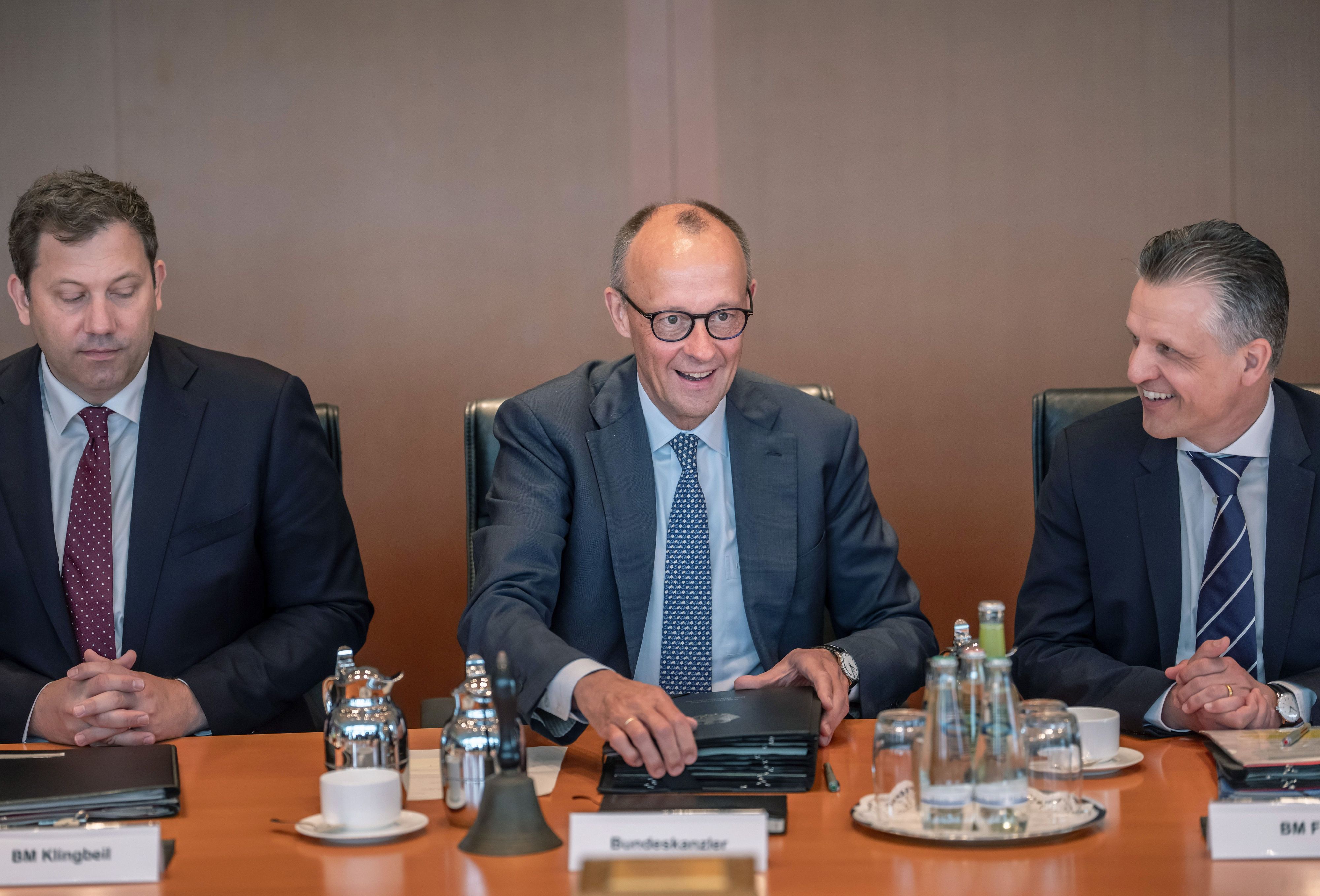 Bundeskanzler Friedrich Merz (M, CDU) sitzt zwischen Lars Klingbeil (l, SPD), Bundesminister der Finanzen, und Thorsten Frei (CDU), Chef des Bundeskanzleramts und Bundesminister für besondere Aufgaben.