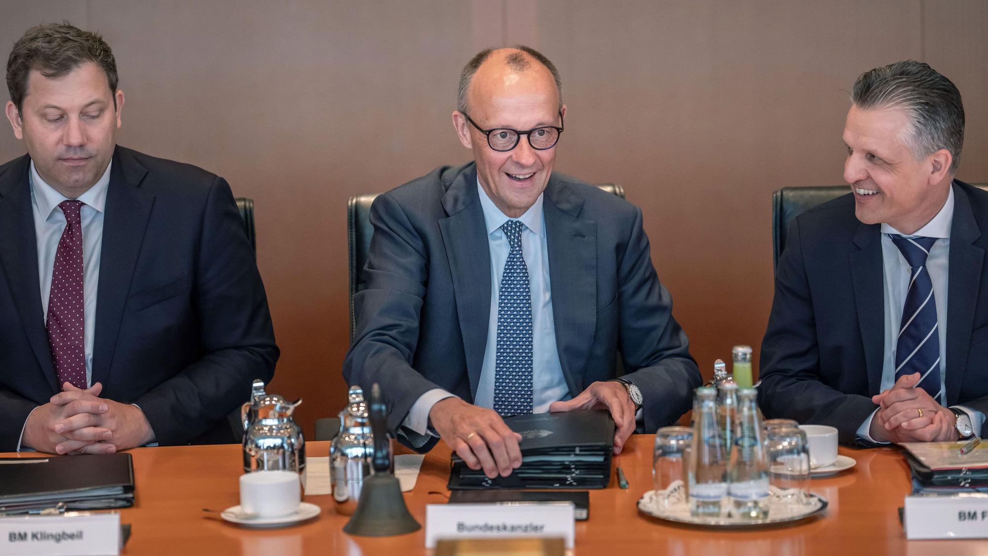 Bundeskanzler Friedrich Merz (M, CDU) sitzt zwischen Lars Klingbeil (l, SPD), Bundesminister der Finanzen, und Thorsten Frei (CDU), Chef des Bundeskanzleramts und Bundesminister für besondere Aufgaben.