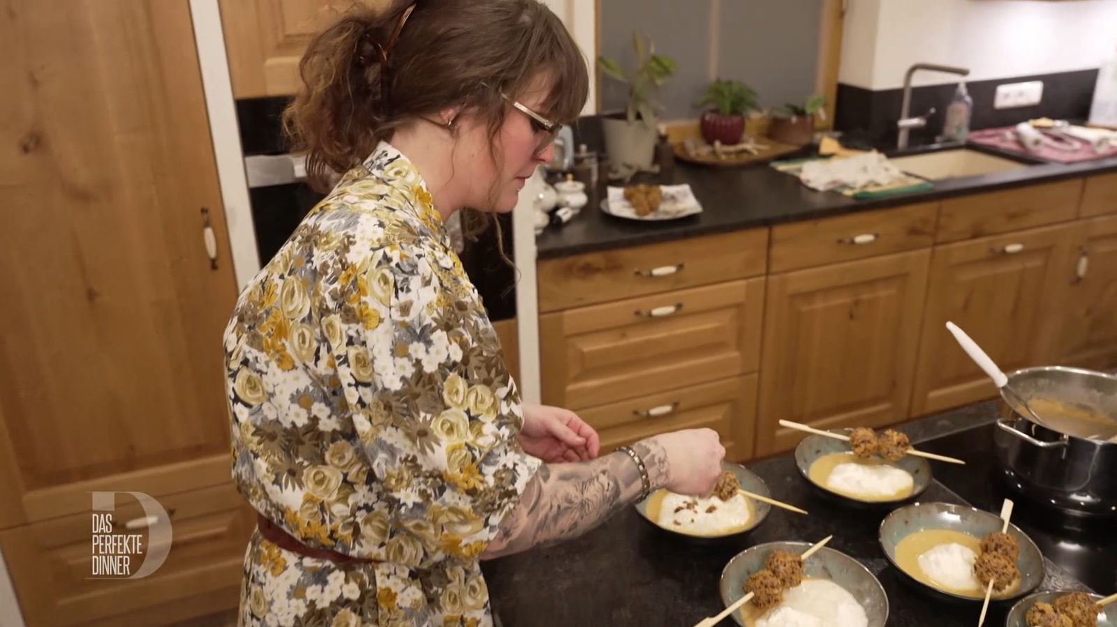 Lena richtet die Vorspeise an: Knoblauchsuppe und Entenpralinen.
 (Bild: RTL)