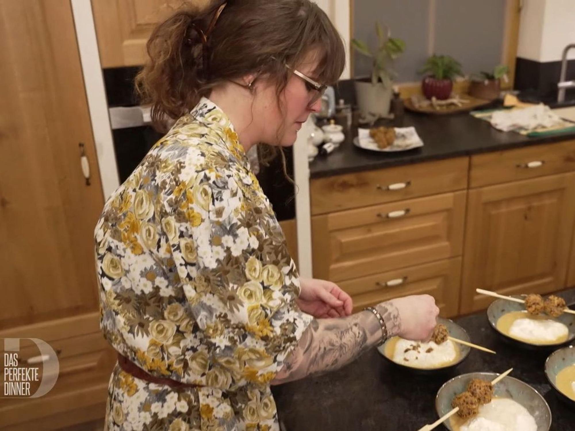 Lena richtet die Vorspeise an: Knoblauchsuppe und Entenpralinen.
(Bild: RTL)