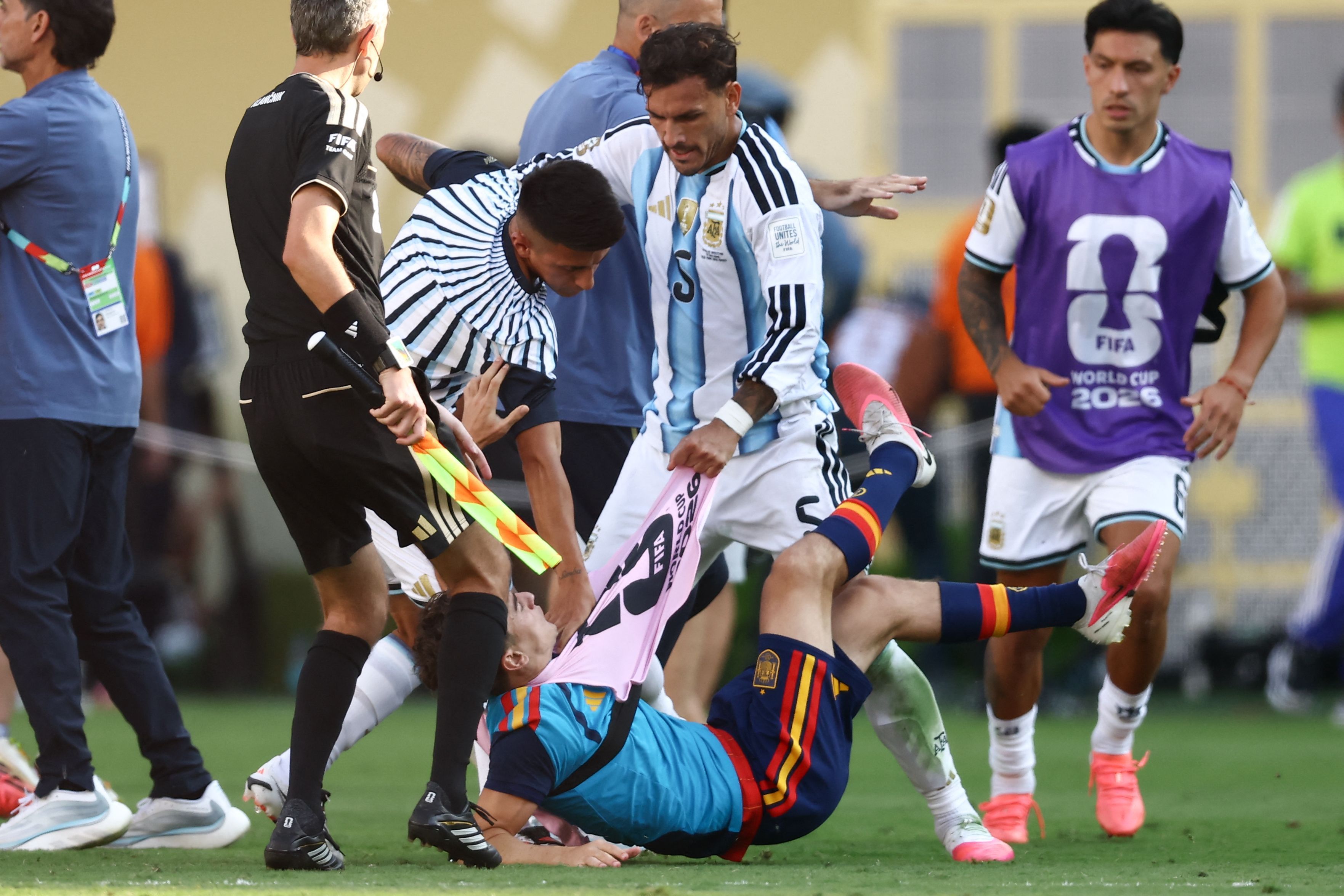 Argentiniens Leandro Paredes greift den Spanier Gavi (l) nach dem Spiel an.