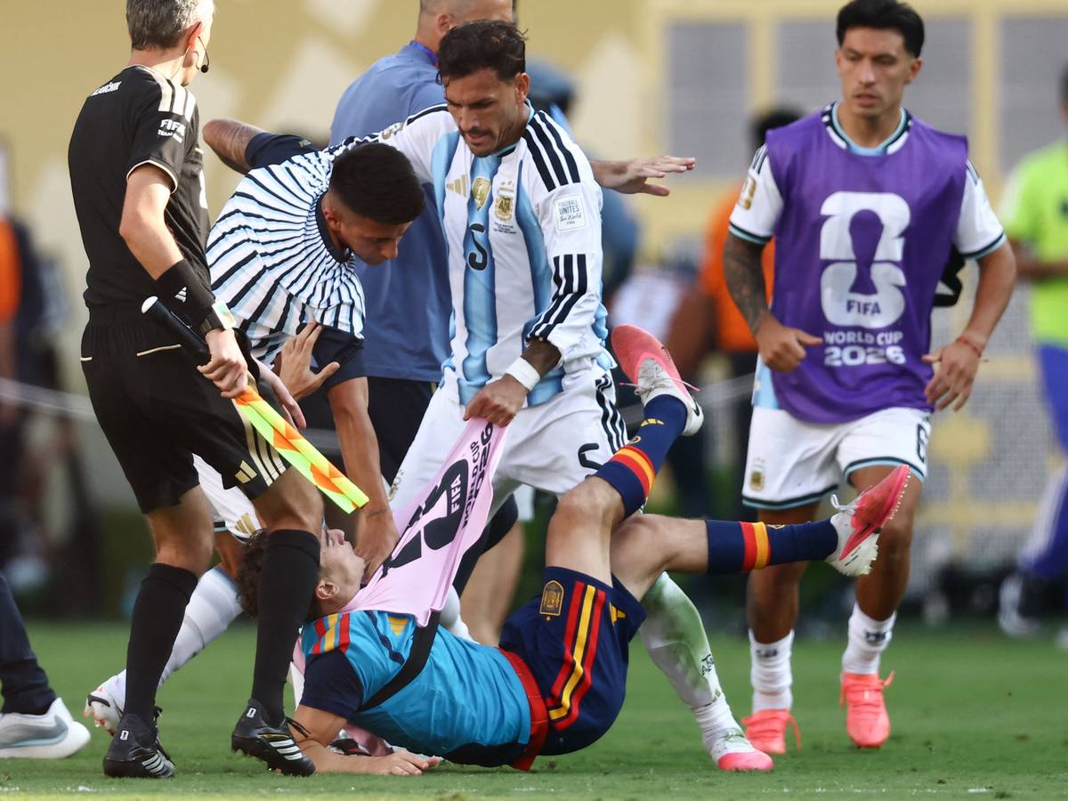 Argentiniens Leandro Paredes greift den Spanier Gavi (l) nach dem Spiel an.