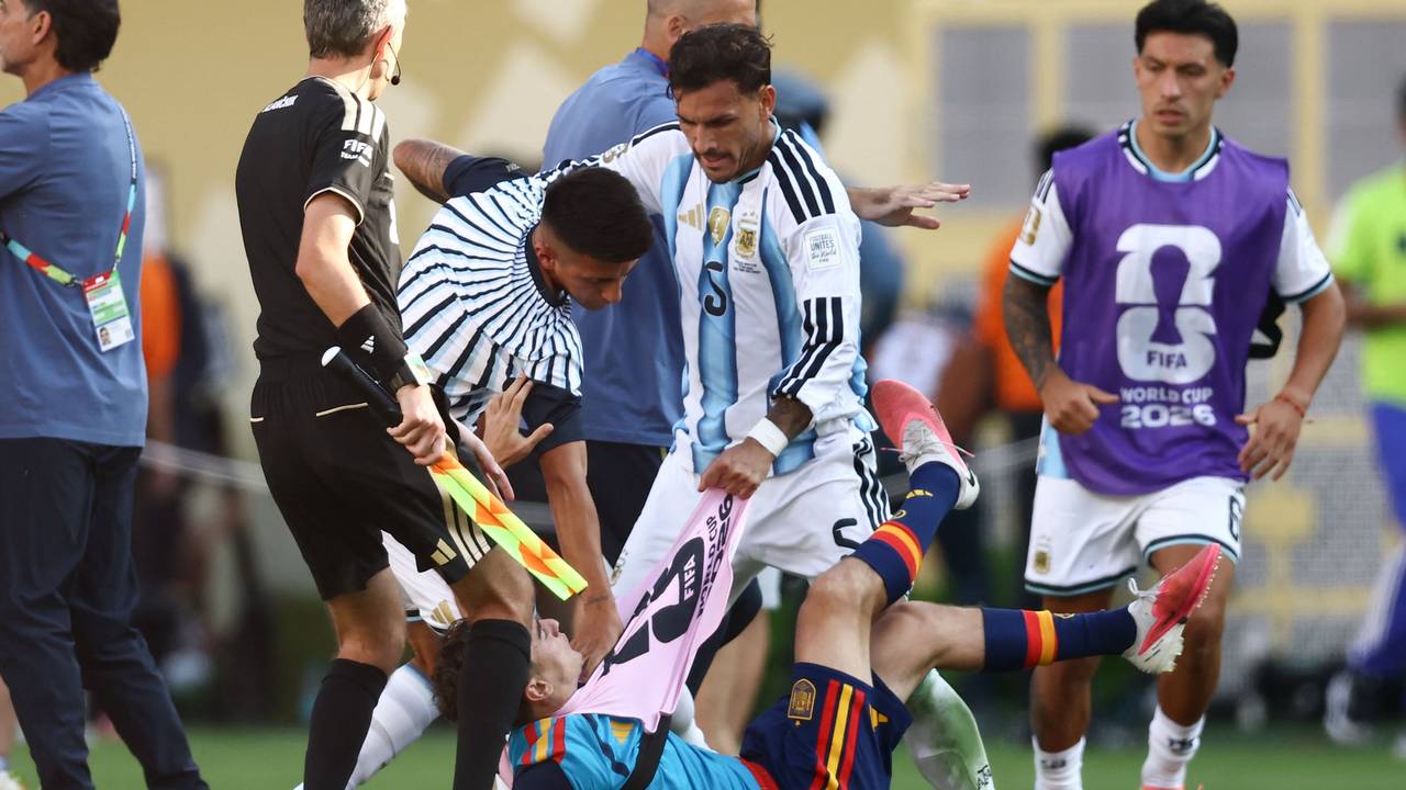 Argentiniens Leandro Paredes greift den Spanier Gavi (l) nach dem Spiel an.