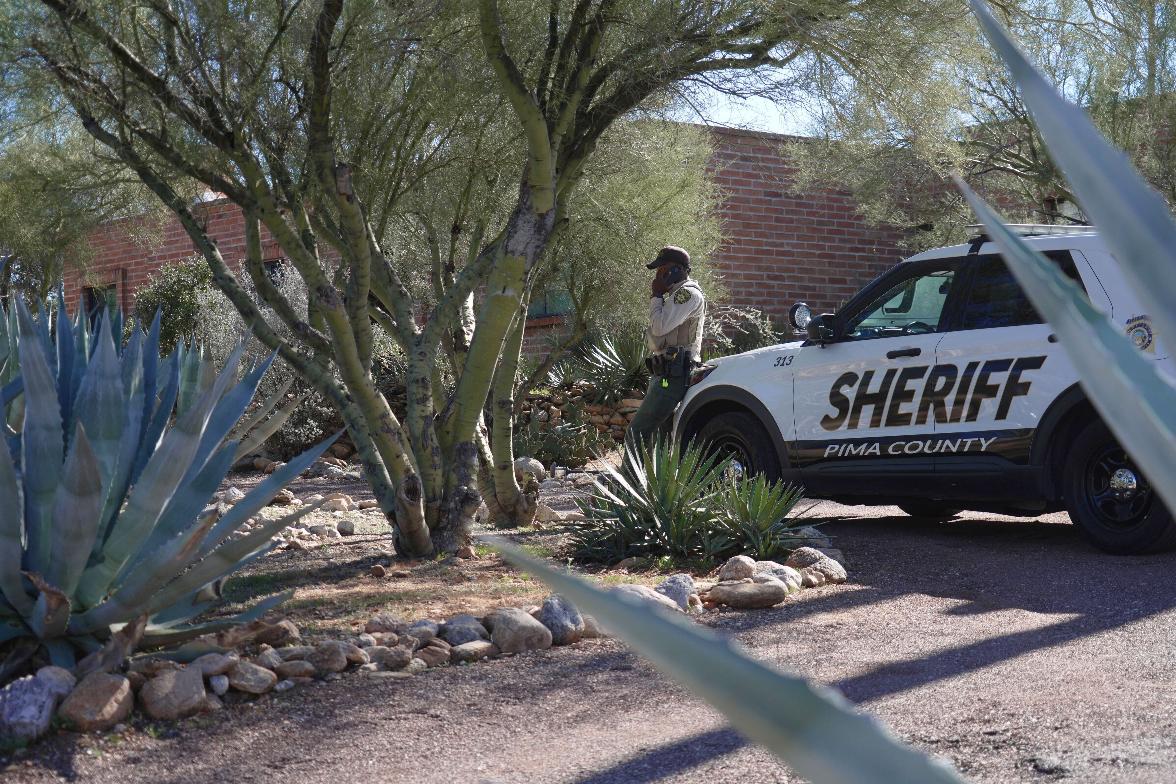 Ein Beamter des für Tucson zuständigen Pima County Sheriff’s Department steht vor einem Haus.