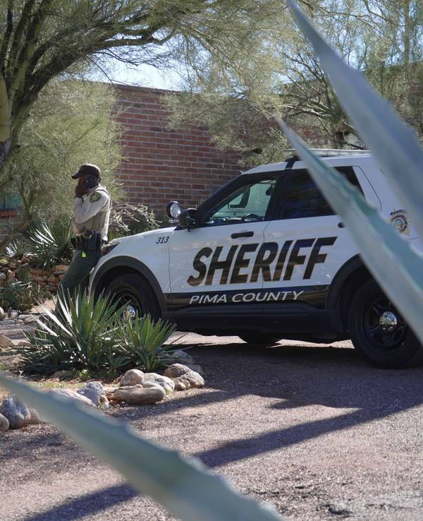 Ein Beamter des für Tucson zuständigen Pima County Sheriff’s Department steht vor einem Haus.