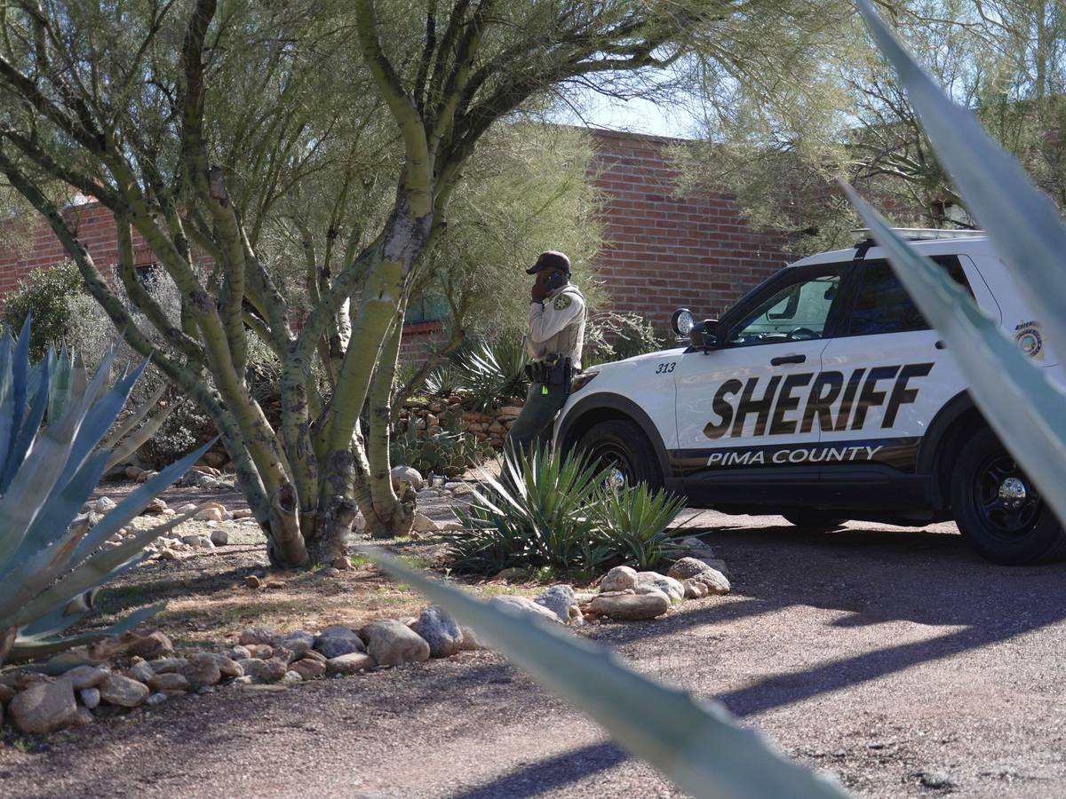 Ein Beamter des für Tucson zuständigen Pima County Sheriff’s Department steht vor einem Haus.