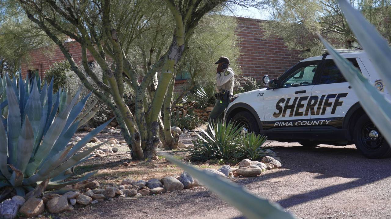 Ein Beamter des für Tucson zuständigen Pima County Sheriff’s Department steht vor einem Haus.