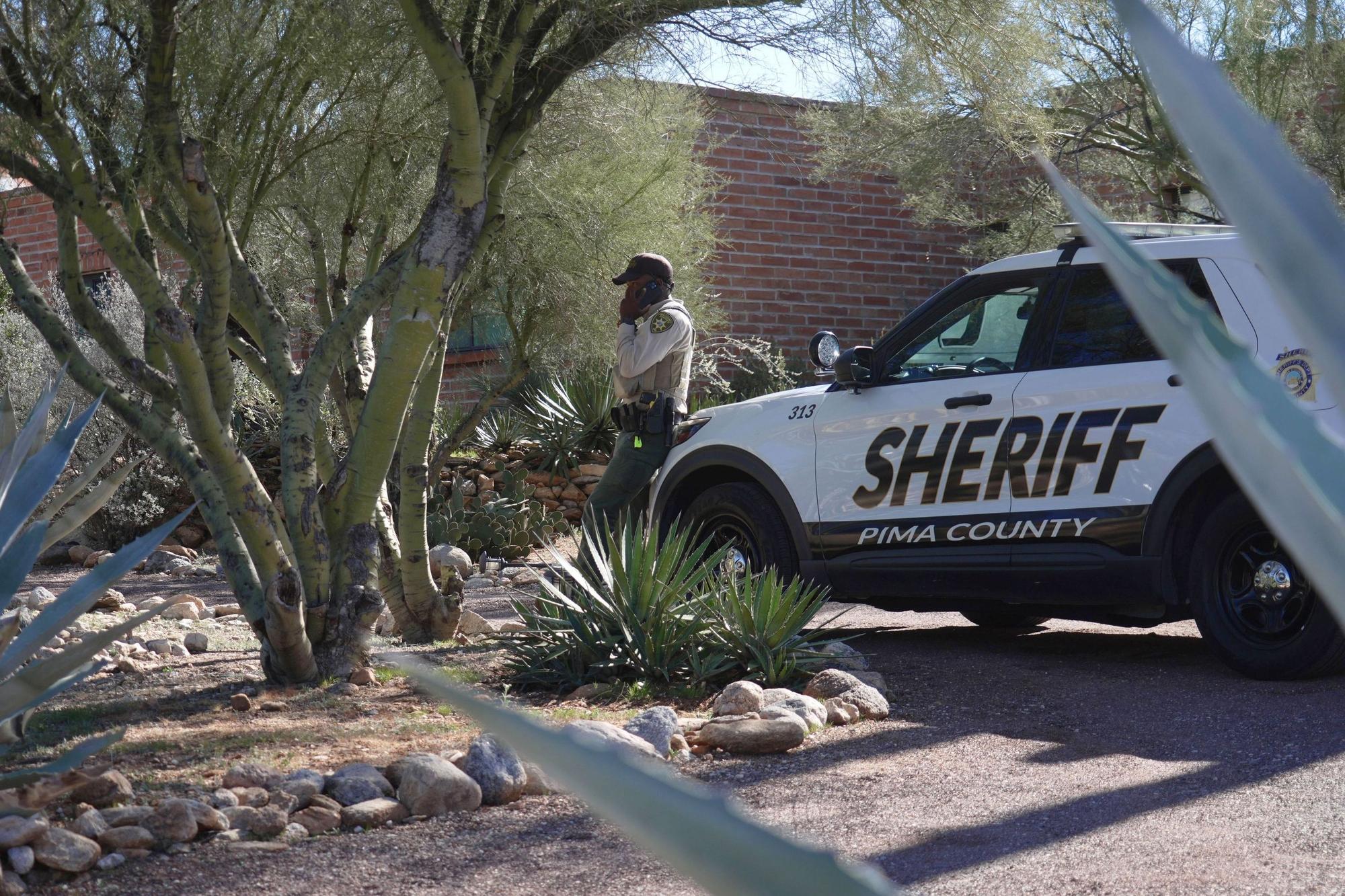 Ein Beamter des für Tucson zuständigen Pima County Sheriff’s Department steht vor einem Haus.
