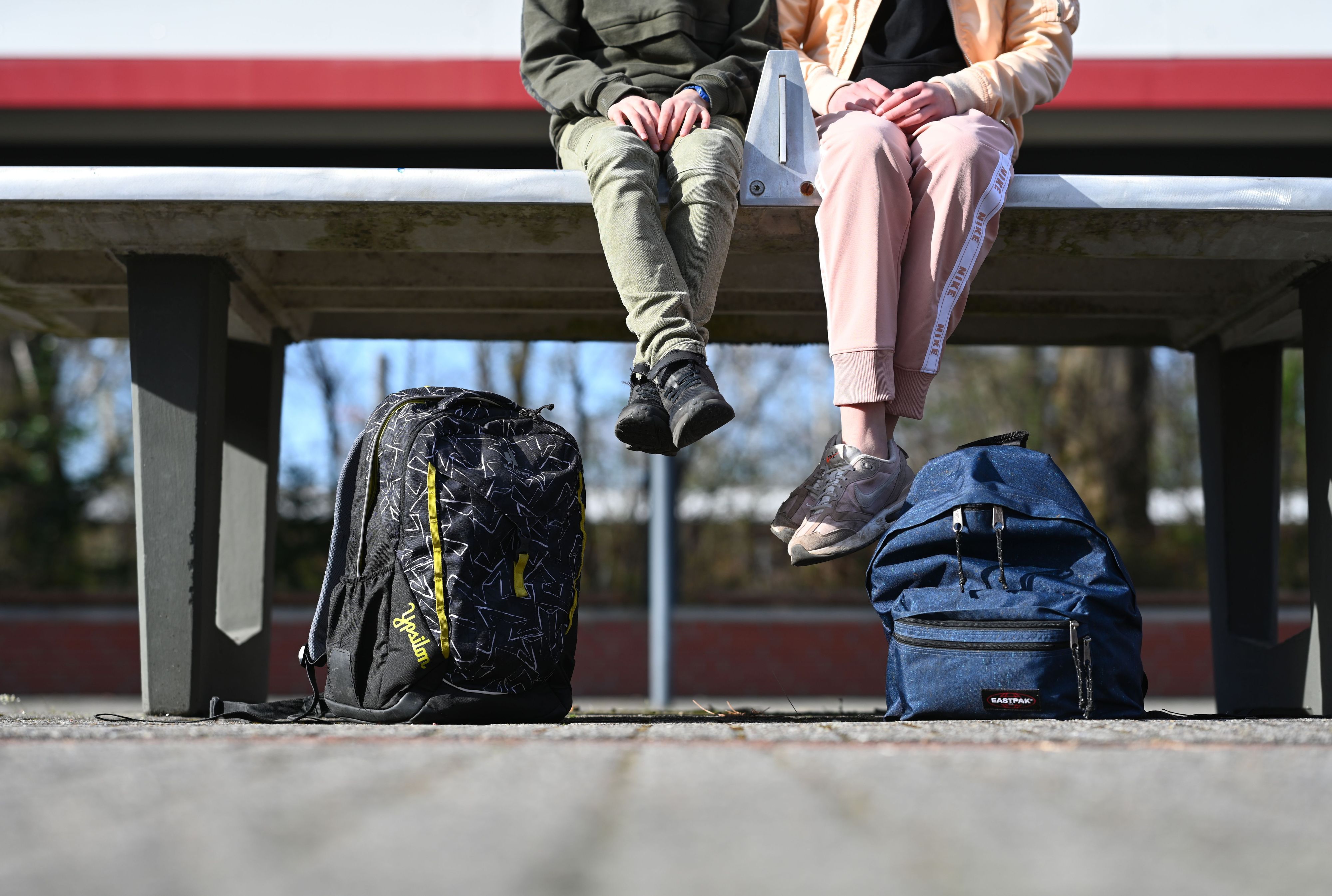 Schüler sitzen auf dem Schulhof. (Symbolfoto)