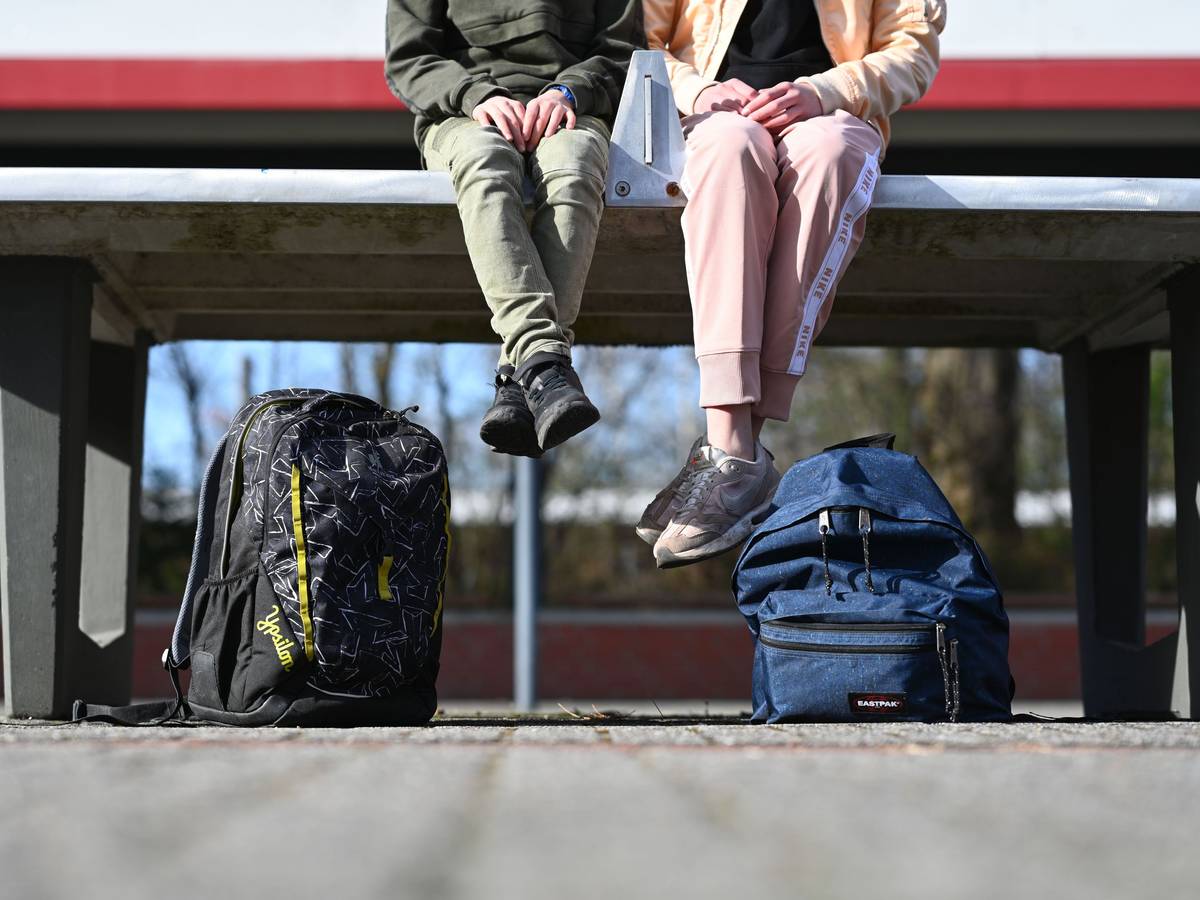 Schüler sitzen auf dem Schulhof. (Symbolfoto)