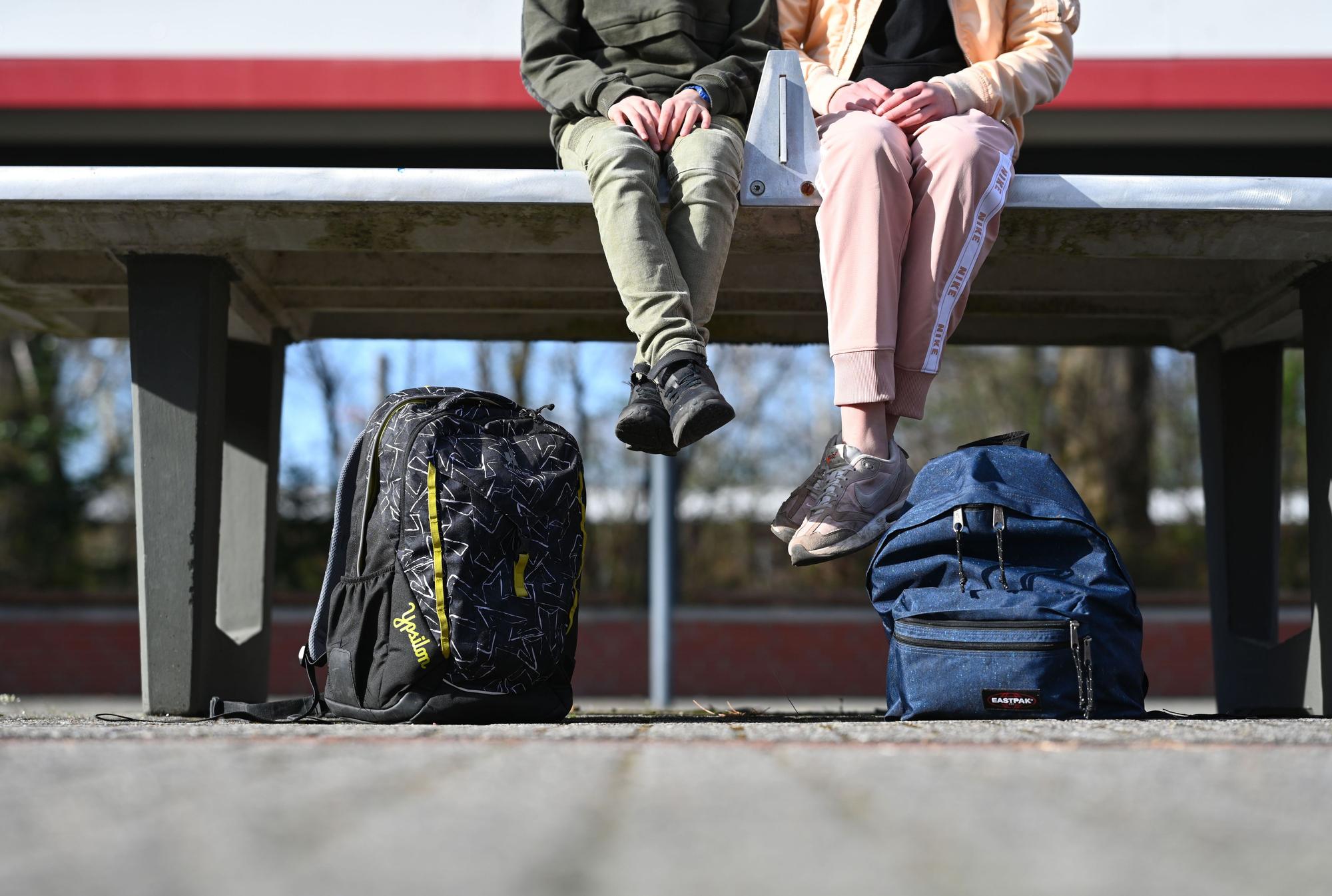 Schüler sitzen auf dem Schulhof. (Symbolfoto)