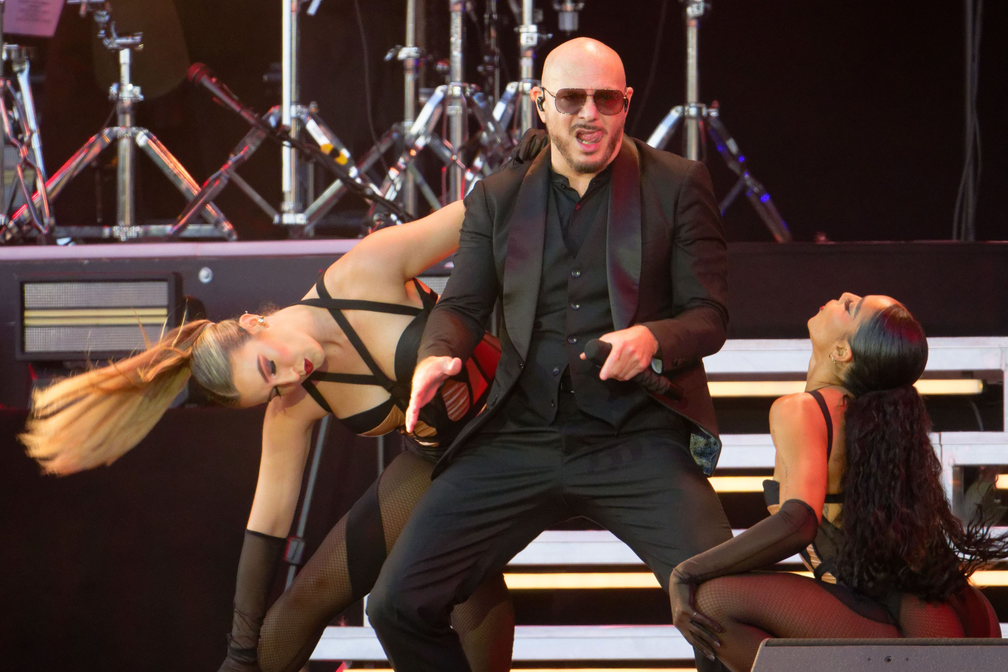Der Musiker Pitbull steht im Open-Air-Park in Düsseldorf auf der Bühne.