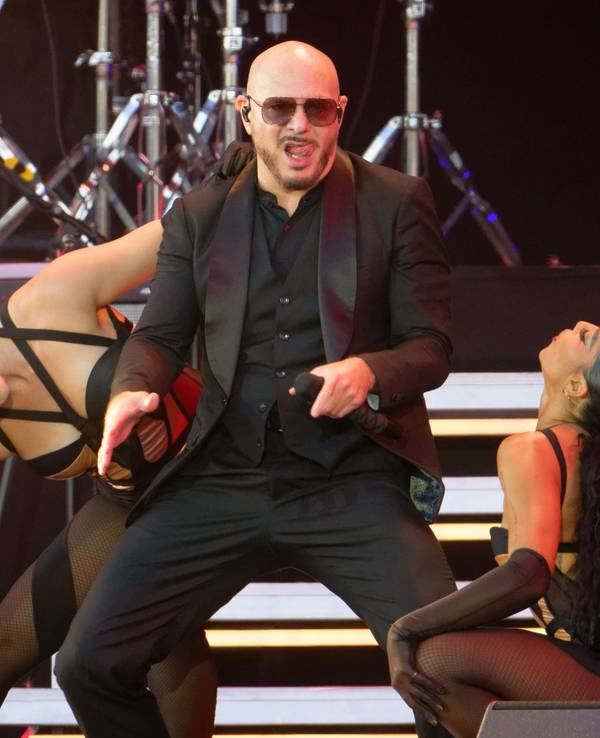 Der Musiker Pitbull steht im Open-Air-Park in Düsseldorf auf der Bühne.
